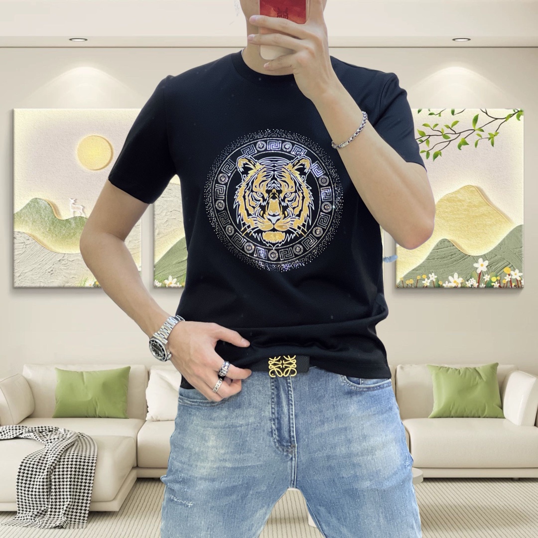 NO:121979,V*rsace Versace 2025 spring and summer new original single men's round neck short-sleeved T-shirt, high-end customization, fashionable and versatile, sold at the counter, printed glue and iron diamond logo pattern design, customized imported Tiansi liquid ammonia cotton fabric, skin-friendly and comfortable to wear, the fabric is soft and breathable, and it feels very delicate to touch. The inner part is all made of single-needle edge locking process!  It can ensure that the dress does not deform!  Decent cut, no sense of restraint, OEM factory workmanship shows temperament and classy, ​​very handsome upper body size M-4XL (maximum size can be worn about 195 kilograms. Please report height and weight to place an order), versace, T-shirt,tees, t-shirt,alexander wang19860909V*rsace 范思哲2025春夏新款原单男士圆领短袖T恤 高端定制 时尚百搭 柜台同步售卖 印胶烫钻logo图案设计 客供定制进口天丝液氨棉面料,穿着亲肤舒适 面料柔软透气 摸上去非常细腻的感觉.内里全部采用单针锁边工艺！能够确保穿着不变形！裁剪得体,没有任何束缚感,代工厂做工精细 显气质 显档次 上身非常帅气 尺码M-4XL（最大码可穿195斤左右 下单请报身高体重),,versace,T-shirt,tees，t-shirt,alexander wang,Men's clothing