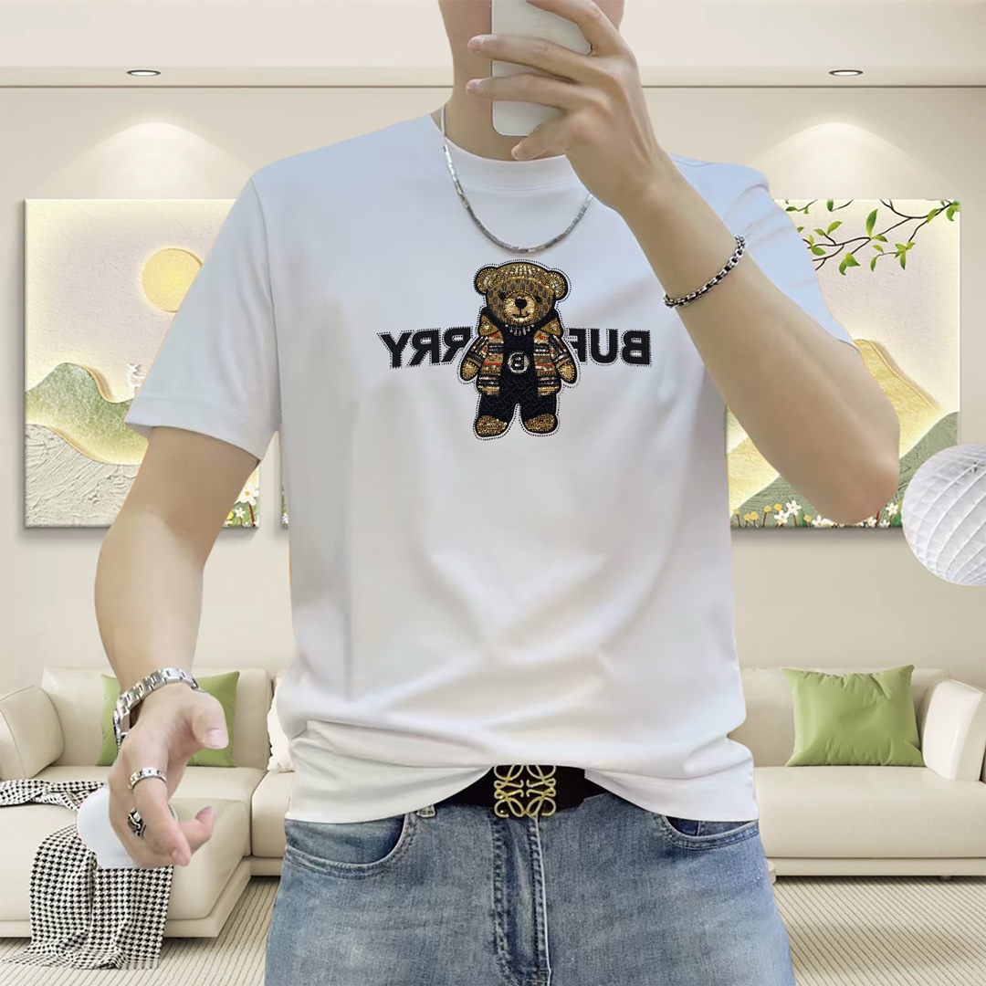 NO:121977,BURBE** Burberry 2025 spring and summer new original single men's round neck short-sleeved T-shirt, high-end customization, fashionable and versatile, sold at the counter, printed glue, iron diamond embroidery logo pattern design, customized imported Tiansi liquid ammonia cotton fabric, skin-friendly and comfortable to wear, the fabric is soft and breathable, and it feels very delicate to touch. The inner part is all made of single-needle edge locking process!  It can ensure that the dress does not deform!  Decent cut, no sense of restraint, OEM factory workmanship shows temperament and classy, ​​very handsome upper body size M-4XL (maximum size can be worn about 195 kilograms. Please report height and weight to place an order), burberry, burberry, T-shirt, tees, t-shirt, alexander wang19860909BURBE** 巴宝莉2025春夏新款原单男士圆领短袖T恤 高端定制 时尚百搭 柜台同步售卖 印胶烫钻刺绣logo图案设计 客供定制进口天丝液氨棉面料,穿着亲肤舒适 面料柔软透气 摸上去非常细腻的感觉.内里全部采用单针锁边工艺！能够确保穿着不变形！裁剪得体,没有任何束缚感,代工厂做工精细 显气质 显档次 上身非常帅气 尺码M-4XL（最大码可穿195斤左右 下单请报身高体重),,burberry,burberry,T-shirt,tees，t-shirt,alexander wang,Men's clothing