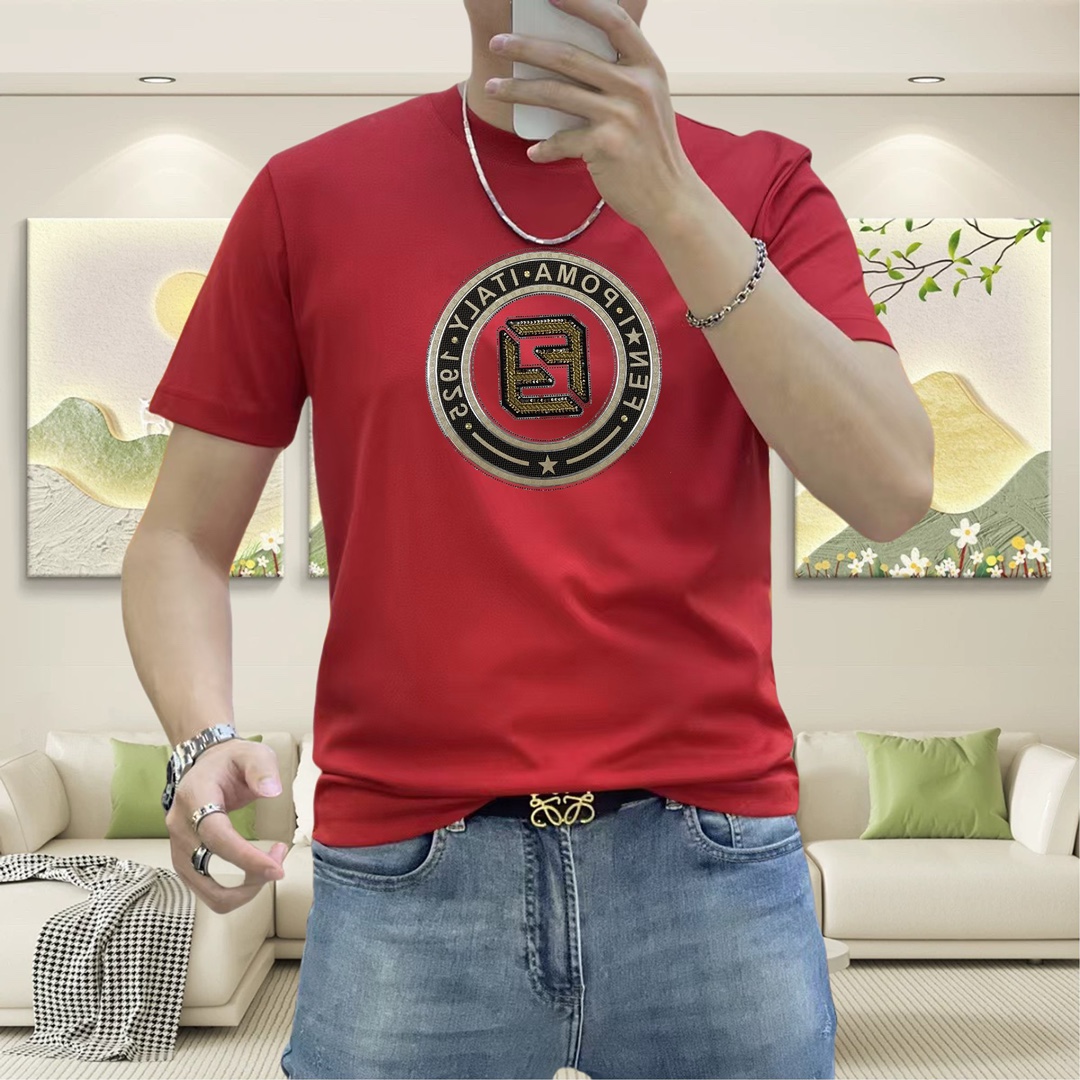 NO:121968,FD Fendi 2025 spring and summer new original single men's round neck short-sleeved T-shirt, high-end customization, fashionable and versatile, sold at the counter, printed glue, iron diamond embroidery logo pattern design, customized imported Tiansi liquid ammonia cotton fabric, skin-friendly and comfortable to wear, the fabric is soft and breathable, and it feels very delicate to touch. The inner part is all made of single-needle edge locking process!  It can ensure that the dress does not deform!  Decent cut, no sense of restraint, OEM factory workmanship shows temperament and classy, ​​very handsome upper body size M-4XL (maximum size can be worn about 195 kilograms. Please report height and weight to place an order), fendi, T-shirt,tees, t-shirt,alexander wang19860909FD 芬迪2025春夏新款原单男士圆领短袖T恤 高端定制 时尚百搭 柜台同步售卖 印胶烫钻刺绣logo图案设计 客供定制进口天丝液氨棉面料,穿着亲肤舒适 面料柔软透气 摸上去非常细腻的感觉.内里全部采用单针锁边工艺！能够确保穿着不变形！裁剪得体,没有任何束缚感,代工厂做工精细 显气质 显档次 上身非常帅气 尺码M-4XL（最大码可穿195斤左右 下单请报身高体重),,fendi,T-shirt,tees，t-shirt,alexander wang,Men's clothing