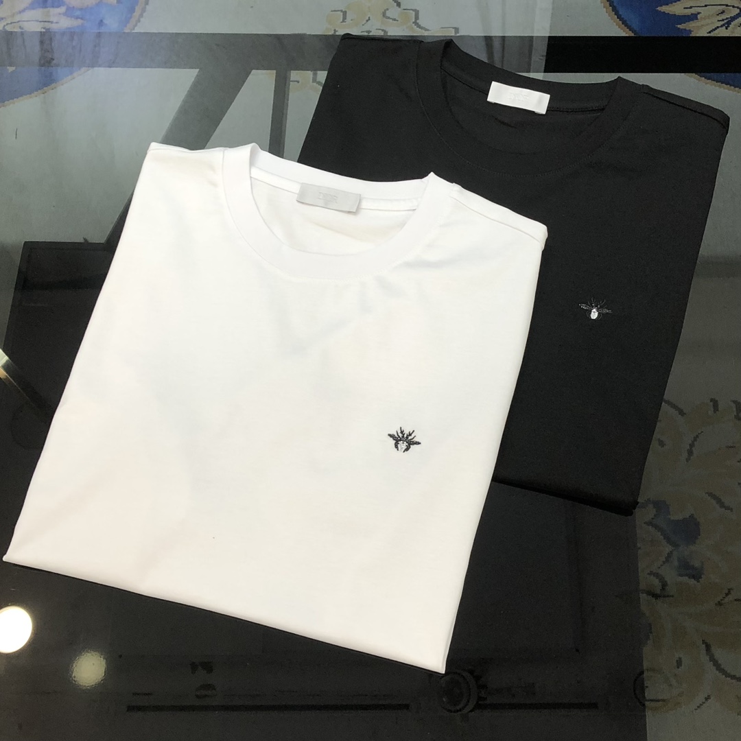 NO:122007,D*or Dior 2025 spring and summer new original single men's round neck short-sleeved T-shirt, high-end customization, fashionable and versatile, classic hot products, sold simultaneously on the counter, three-dimensional embroidered and hot diamond little bee logo design, customized imported double mercerized cotton fabric, skin-friendly and comfortable to wear, the fabric is soft and breathable, and it feels very delicate to touch. The inside is all made of single-needle edge locking process!  It can ensure that the dress does not deform!  Decent cut, no sense of restraint, OEM factory workmanship shows temperament and classy, ​​very handsome upper body size M-4XL (maximum size can be worn about 195 catties. Please report height and weight to place an order) Black White, Dior, T-shirt,tees, t-shirt,alexander wang19860909D*or 迪奥2025春夏新款原单男士圆领短袖T恤 高端定制 时尚百搭 经典爆款 柜台同步售卖 立体刺绣烫钻小蜜蜂logo设计 客供定制进口双丝光棉面料,穿着亲肤舒适 面料柔软透气 摸上去非常细腻的感觉.内里全部采用单针锁边工艺！能够确保穿着不变形！裁剪得体,没有任何束缚感,代工厂做工精细 显气质 显档次 上身非常帅气 尺码M-4XL（最大码可穿195斤左右 下单请报身高体重) 黑色 白色,,dior,T-shirt,tees，t-shirt,alexander wang,Men's clothing