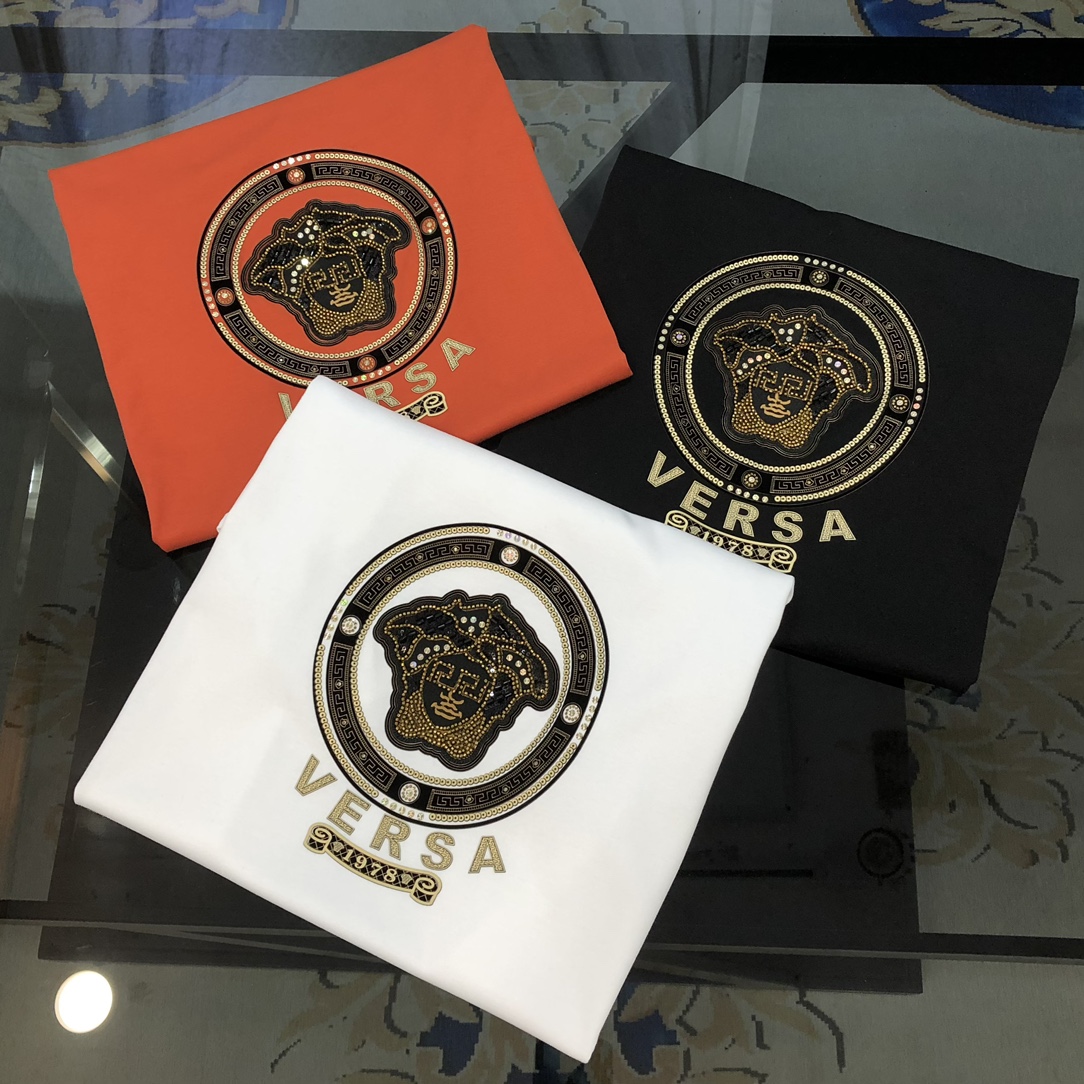 NO:122003,V*rsace Versace 2025 spring and summer new original single men's round neck short-sleeved T-shirt, high-end customization, fashionable and versatile, sold at the counter, printed glue, diamond embroidered Medusa logo pattern design, customized imported jade silk fabric, skin-friendly and comfortable to wear, the fabric is soft and breathable, and it feels very delicate to touch. The inner part is all made of single-needle edge locking process!  It can ensure that the dress does not deform!  Decent cut, no sense of restraint, OEM factory workmanship shows temperament and classy, ​​very handsome upper body size M-4XL (maximum size can be worn about 195 catties. Please report height and weight to place an order) Black White Orange, versace, T-shirt,tees, t-shirt,alexander wang19860909V*rsace 范思哲2025春夏新款原单男士圆领短袖T恤 高端定制 时尚百搭 柜台同步售卖 印胶烫钻刺绣美杜莎logo图案设计 客供定制进口玉蚕丝面料,穿着亲肤舒适 面料柔软透气 摸上去非常细腻的感觉.内里全部采用单针锁边工艺！能够确保穿着不变形！裁剪得体,没有任何束缚感,代工厂做工精细 显气质 显档次 上身非常帅气 尺码M-4XL（最大码可穿195斤左右 下单请报身高体重) 黑色 白色 橘色,,versace,T-shirt,tees，t-shirt,alexander wang,Men's clothing