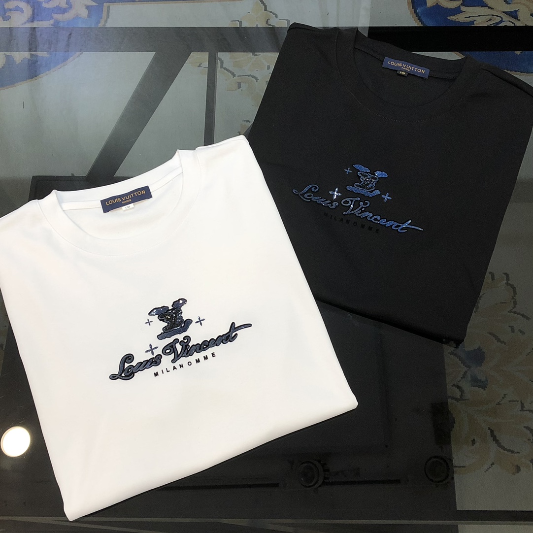 NO:122011,LV Louis Vuitton 2025 spring and summer new original single men's round neck short-sleeved T-shirt, high-end customization, fashionable and versatile, sold at the counter, printed letter logo design, customized imported jade silk fabric, skin-friendly and comfortable to wear, the fabric is soft and breathable, and it feels very delicate to touch. The inner part is all made of single-needle edge locking process!  It can ensure that the dress does not deform!  Decent cut, no sense of restraint, OEM factory workmanship shows temperament and classy, ​​very handsome upper body size M-4XL (maximum size can be worn about 195 kilograms, please report height and weight to place an order) Black White,,louis vuitton,louis vuitton,T-shirt,tees,t-shirt,alexander wang19860909LV 路易威登2025春夏新款原单男士圆领短袖T恤 高端定制 时尚百搭 柜台同步售卖 印胶字母logo设计 客供定制进口玉蚕丝面料,穿着亲肤舒适 面料柔软透气 摸上去非常细腻的感觉.内里全部采用单针锁边工艺！能够确保穿着不变形！裁剪得体,没有任何束缚感,代工厂做工精细 显气质 显档次 上身非常帅气 尺码M-4XL（最大码可穿195斤左右 下单请报身高体重) 黑色 白色,,louis vuitton,louis vuitton,T-shirt,tees，t-shirt,alexander wang,Men's clothing