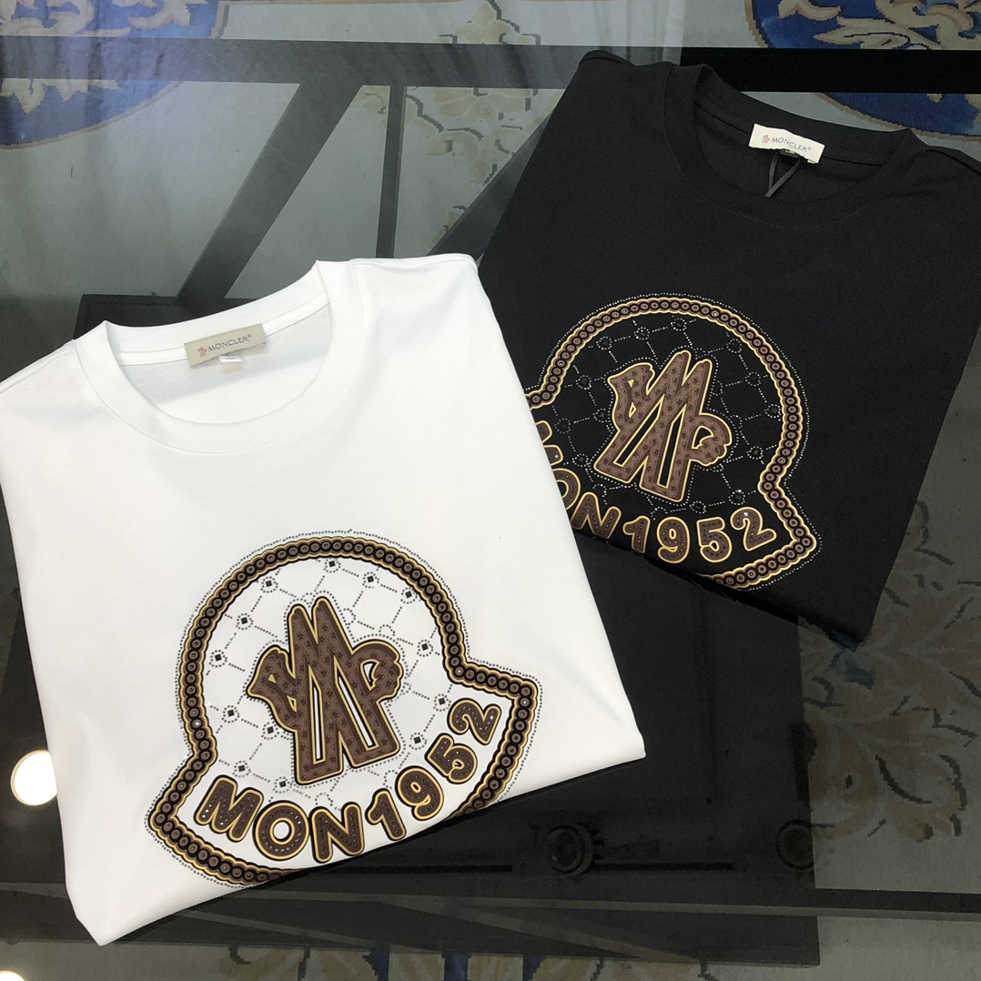 NO:122016,M*ncler 2025 spring and summer new style original single men's round neck short-sleeved T-shirt high-end customization, fashionable and versatile, sold at the counter simultaneously, printed glue and diamond logo pattern design, customized imported jade silk fabric, skin-friendly and comfortable to wear, the fabric is soft and breathable, and it feels very delicate to touch. The inner part is all made of single-needle edge locking process!  It can ensure that the dress does not deform!  Decent cut, without any sense of restraint, OEM factory workmanship shows temperament and classy, ​​very handsome upper body size M-4XL (maximum size can be worn about 195 catties. Please report height and weight to place an order) Black White, christian louboutin, Moncler, T-shirt,tees, t-shirt,alexander wang19860909M*ncler 蒙口2025春夏新款原单男士圆领短袖T恤 高端定制 时尚百搭 柜台同步售卖 印胶烫钻logo图案设计 客供定制进口玉蚕丝面料,穿着亲肤舒适 面料柔软透气 摸上去非常细腻的感觉.内里全部采用单针锁边工艺！能够确保穿着不变形！裁剪得体,没有任何束缚感,代工厂做工精细 显气质 显档次 上身非常帅气 尺码M-4XL（最大码可穿195斤左右 下单请报身高体重) 黑色 白色,,christian louboutin,Moncler,T-shirt,tees，t-shirt,alexander wang,Men's clothing