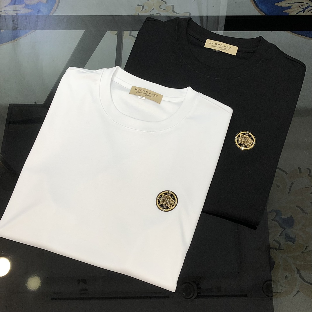 NO:122015,BURBE** Burberry 2025 spring and summer new original single men's round neck short-sleeved T-shirt, high-end customization, fashionable and versatile, sold at the counter, printed rubber horse logo pattern design, customized imported jade silk fabric, skin-friendly and comfortable to wear, the fabric is soft and breathable, and it feels very delicate to touch. The inner part is all made of single-needle edge locking process!  It can ensure that the dress does not deform!  Decent cut, no sense of restraint, OEM factory workmanship shows temperament and classy, ​​very handsome upper body size M-4XL (maximum size can be worn about 195 catties. Please report height and weight to place an order) Black White, burberry, burberry, T-shirt, tees, t-shirt, alexander wang19860909BURBE** 巴宝莉2025春夏新款原单男士圆领短袖T恤 高端定制 时尚百搭 柜台同步售卖 印胶战马logo图案设计 客供定制进口玉蚕丝面料,穿着亲肤舒适 面料柔软透气 摸上去非常细腻的感觉.内里全部采用单针锁边工艺！能够确保穿着不变形！裁剪得体,没有任何束缚感,代工厂做工精细 显气质 显档次 上身非常帅气 尺码M-4XL（最大码可穿195斤左右 下单请报身高体重) 黑色 白色,,burberry,burberry,T-shirt,tees，t-shirt,alexander wang,Men's clothing