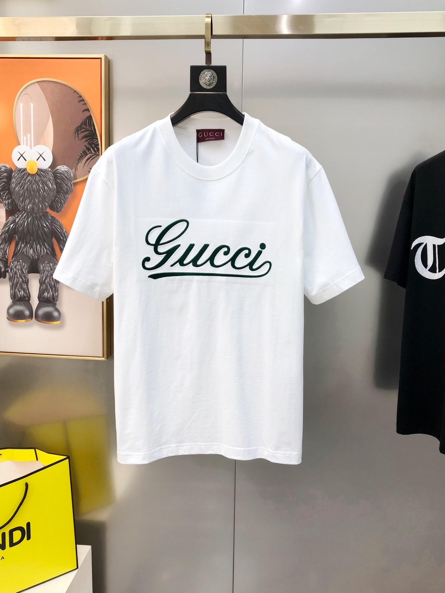 NO:121997,G*cci Guqi 2025 spring and summer new style original single men's round neck short-sleeved T-shirt sold simultaneously in counters Hot high-end quality High-version OS wide version Three-dimensional embroidered letter logo design Custom imported double-strand pure cotton fabric Soft and delicate touch, skin-friendly and comfortable to wear The OEM is finely made in the upper body very handsome and stylish Three-standard size XS-XL (large, maximum size can be worn about 200 kilograms. Please report height and weight when placing an order) Black White Shipping the next day, T-shirt,tees,t-shirt,alexander wang19860909G*cci 古齐2025春夏新款原单男士圆领短袖T恤 专柜同步售卖 爆款高端品质 高版本 OS版型阔版 立体刺绣字母logo设计 定制进口双股纯棉面料 手感柔软细腻 穿着亲肤舒适 代工厂精细做上身非常帅气有型 三标齐 全 尺码XS-XL（偏大 最大码可穿200斤左右 下单请报身高体重) 黑色 白色 隔天出货,,T-shirt,tees，t-shirt,alexander wang,Men's clothing