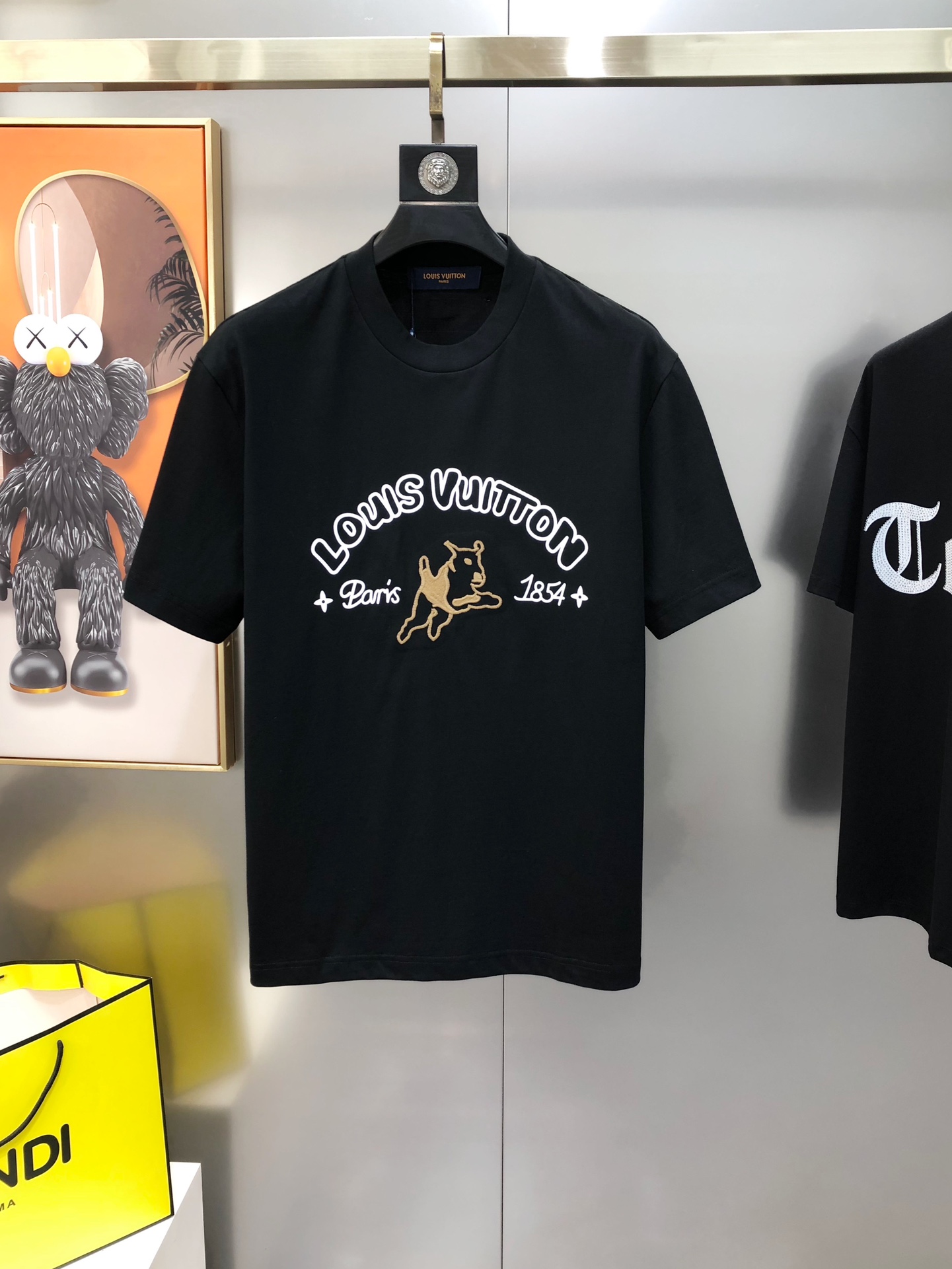 NO:122014,LV Louis Vuitton 2025 spring and summer new original single men's round neck short-sleeved T-shirt sold simultaneously in counters Hot high-end quality High-version OS wide version Printed offset printing three-dimensional embroidered letter logo pattern design Custom imported double-strand pure cotton fabric Soft and delicate touch, skin-friendly and comfortable to wear The OEM factory made the top body very handsome and stylish Three-standard sizes Full Size XS-XL (large, maximum size can be worn about 200 pounds. Please report height and weight when placing an order) Black White Shipping the next day,,louis vuitton,louis vuitton,T-shirt,tees,t-shirt,alexander wang19860909LV 路易威登2025春夏新款原单男士圆领短袖T恤 专柜同步售卖 爆款高端品质 高版本 OS版型阔版 印胶印花立体刺绣字母logo图案设计 定制进口双股纯棉面料 手感柔软细腻 穿着亲肤舒适 代工厂精细做上身非常帅气有型 三标齐 全 尺码XS-XL（偏大 最大码可穿200斤左右 下单请报身高体重) 黑色 白色 隔天出货,,louis vuitton,louis vuitton,T-shirt,tees，t-shirt,alexander wang,Men's clothing