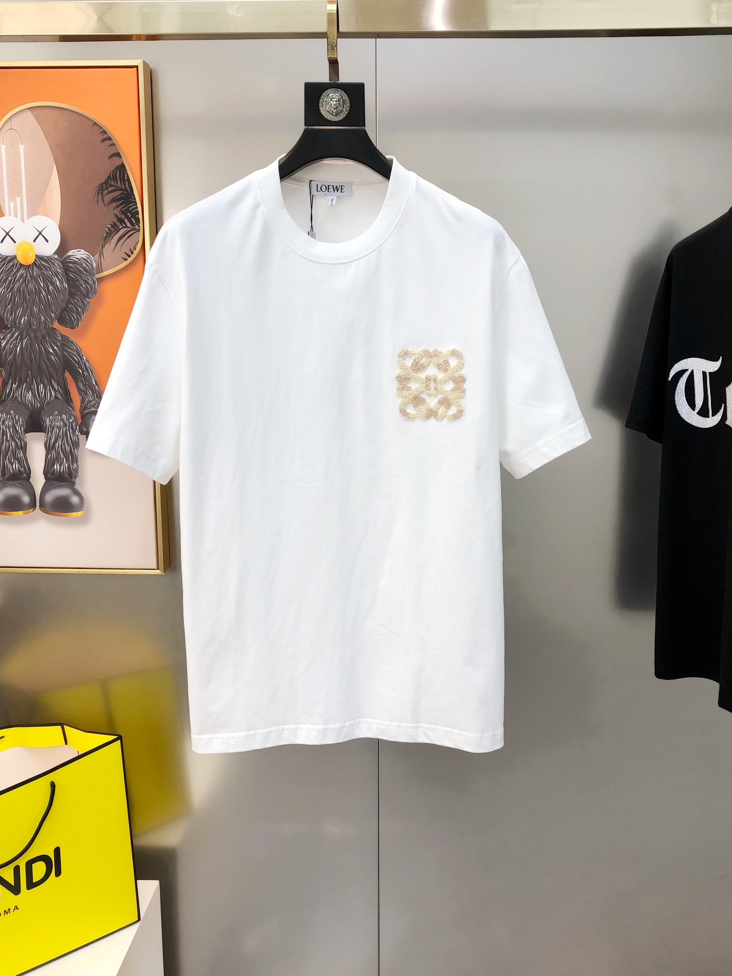 NO:122012,L*EWE Luo Yiwei's new spring and summer 2025 original single men's round neck short-sleeved T-shirt sold simultaneously in counters. High-end quality. High-version. OS wide version. Three-dimensional embroidered logo pattern design. Custom imported double-strand pure cotton fabric. Soft and delicate. Skin-friendly and comfortable to wear. OEM is finely made in the factory. It is very handsome and stylish. Three-standard size. Full size. Size XS-XL (large. The maximum size can be worn about 200 kilograms. Please report height and weight when placing an order) Black and white. Shipping the next day,,loewe,T-shirt,tees,t-shirt,alexander wang19860909L*EWE 罗意葳2025春夏新款原单男士圆领短袖T恤 专柜同步售卖 爆款高端品质 高版本 OS版型阔版 胸前立体刺绣logo图案设计 定制进口双股纯棉面料 手感柔软细腻 穿着亲肤舒适 代工厂精细做上身非常帅气有型 三标齐 全 尺码XS-XL（偏大 最大码可穿200斤左右 下单请报身高体重) 黑色 白色 隔天出货,,loewe,T-shirt,tees，t-shirt,alexander wang,Men's clothing