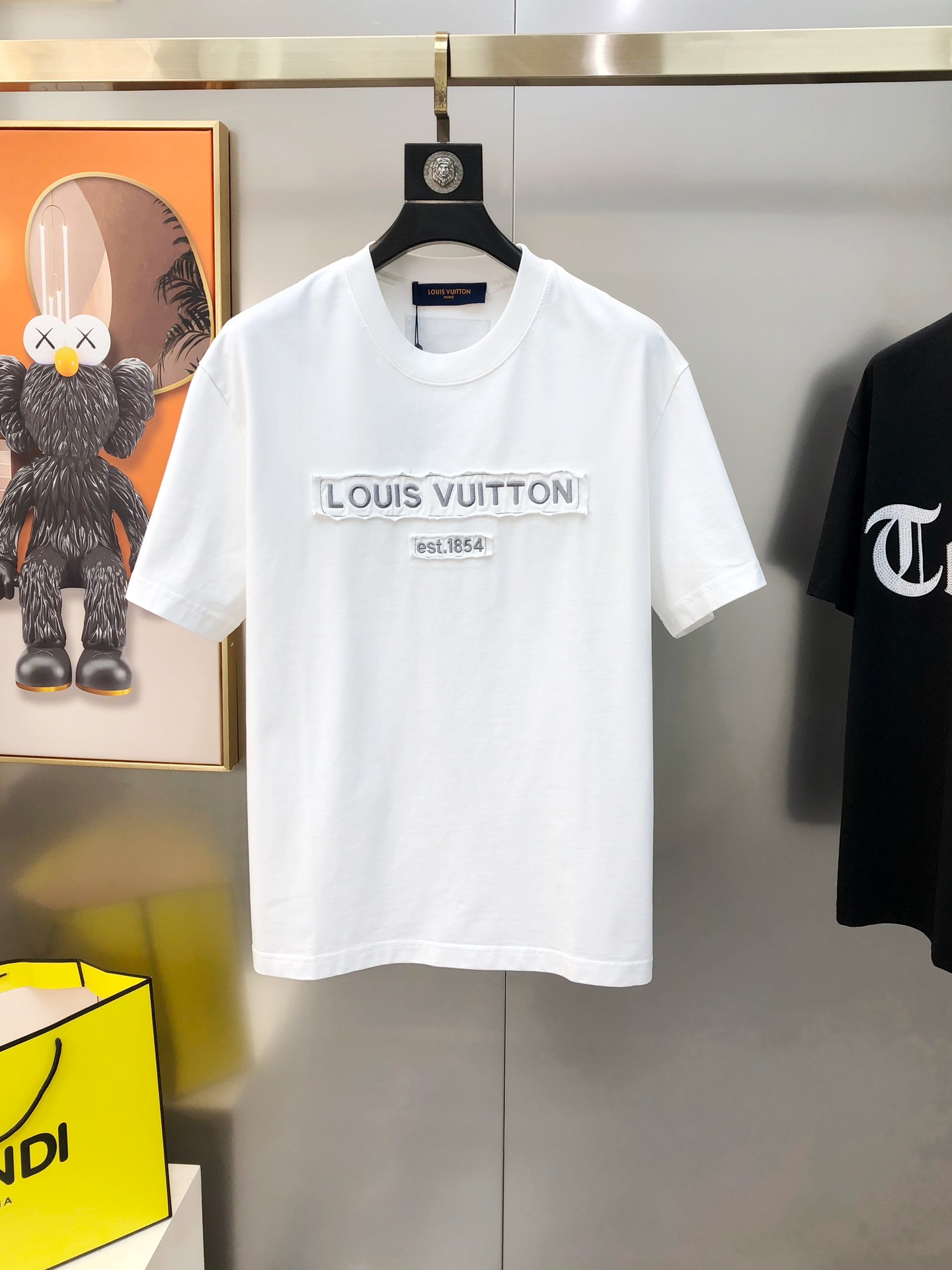 NO:122010,LV Louis Vuitton 2025 spring and summer new original single men's round neck short-sleeved T-shirt sold simultaneously in counters Hot high-end quality High-version OS wide version Appliance three-dimensional embroidered letter logo design Custom imported double-strand pure cotton fabric Soft and delicate touch, skin-friendly and comfortable to wear The OEM factory made the top body very handsome and stylish Three-standard sizes Full Size XS-XL (large, maximum size can be worn about 200 pounds. Please report height and weight when placing an order) Black White Shipping the next day,,louis vuitton,louis vuitton,T-shirt,tees,t-shirt,alexander wang19860909LV 路易威登2025春夏新款原单男士圆领短袖T恤 专柜同步售卖 爆款高端品质 高版本 OS版型阔版 贴布立体刺绣字母logo设计 定制进口双股纯棉面料 手感柔软细腻 穿着亲肤舒适 代工厂精细做上身非常帅气有型 三标齐 全 尺码XS-XL（偏大 最大码可穿200斤左右 下单请报身高体重) 黑色 白色 隔天出货,,louis vuitton,louis vuitton,T-shirt,tees，t-shirt,alexander wang,Men's clothing