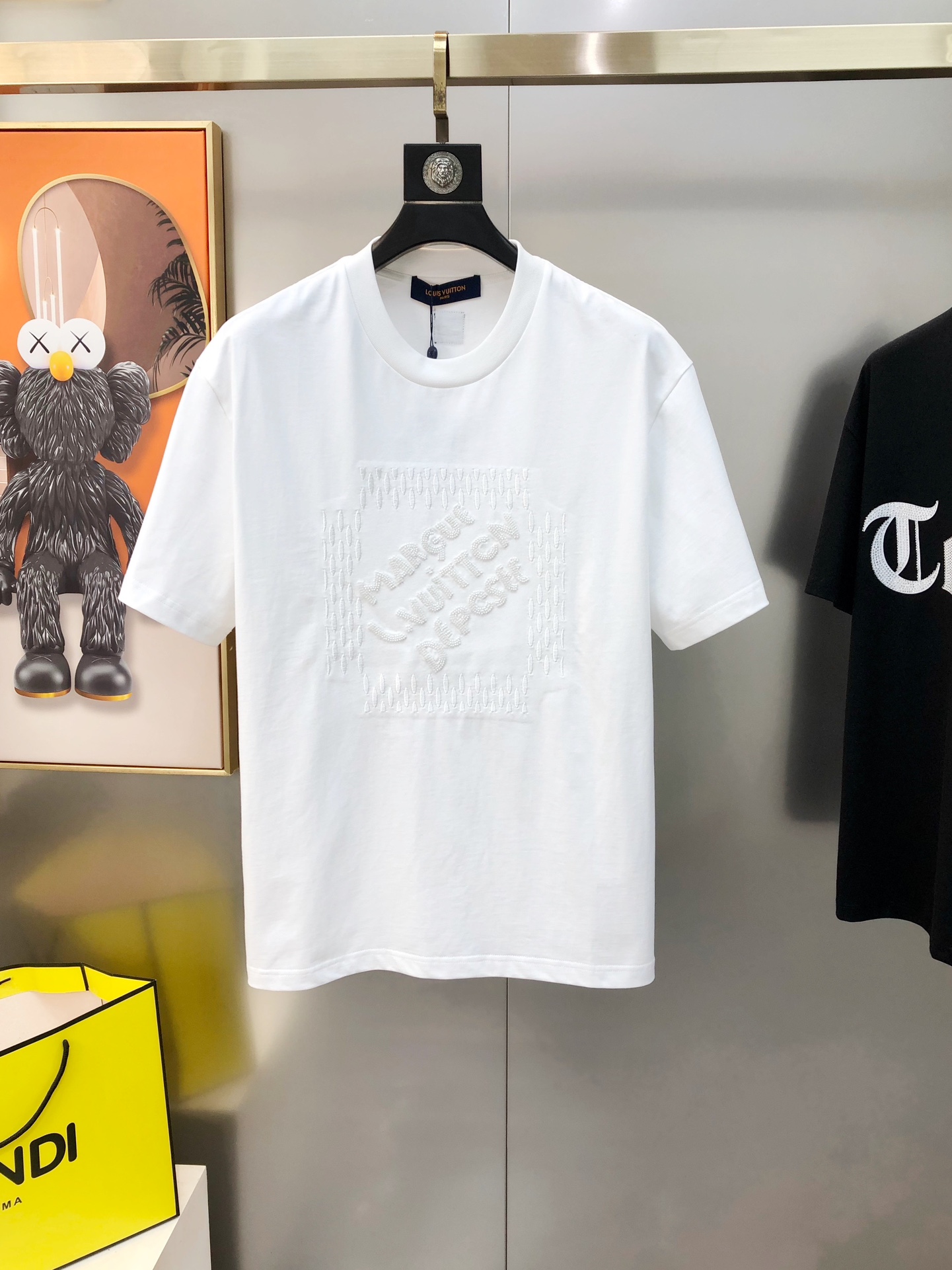 NO:121999,LV Louis Vuitton 2025 spring and summer new original single men's round neck short-sleeved T-shirt sold simultaneously in counters Hot high-end quality High-version OS wide version Three-dimensional embroidered letter logo pattern design Custom imported double-strand pure cotton fabric Soft and delicate touch, skin-friendly and comfortable to wear The OEM factory made the top body very handsome and stylish Three-standard sizes Full Size XS-XL (large, maximum size can be worn about 200 pounds. Please report height and weight when placing an order) Black White Shipping the next day,,louis vuitton,louis vuitton,T-shirt,tees,t-shirt,alexander wang19860909LV 路易威登2025春夏新款原单男士圆领短袖T恤 专柜同步售卖 爆款高端品质 高版本 OS版型阔版 立体刺绣字母logo图案设计 定制进口双股纯棉面料 手感柔软细腻 穿着亲肤舒适 代工厂精细做上身非常帅气有型 三标齐 全 尺码XS-XL（偏大 最大码可穿200斤左右 下单请报身高体重) 黑色 白色 隔天出货,,louis vuitton,louis vuitton,T-shirt,tees，t-shirt,alexander wang,Men's clothing