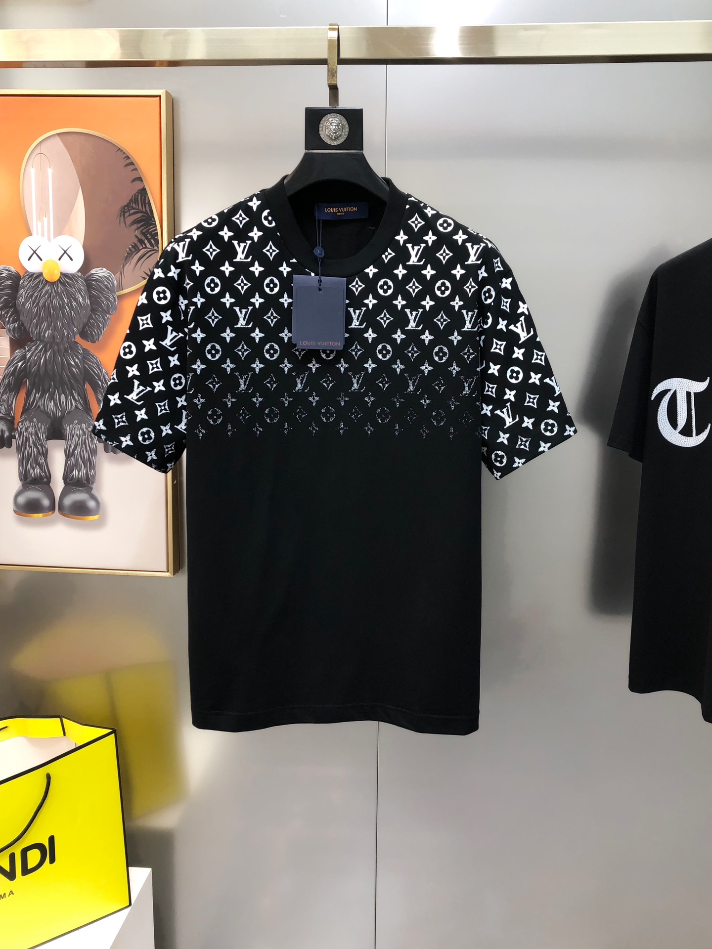 NO:122001,LV Louis Vuitton 2025 spring and summer new original single men's round neck short-sleeved T-shirt sold simultaneously in counters Hot high-end quality High-version OS style wide version Printed offset printing logo pattern design Custom imported double-strand pure cotton fabric Soft and delicate touch, skin-friendly and comfortable to wear The OEM is finely made in the upper body very handsome and stylish Three-standard size Full Size XS-XL (large, maximum size can be worn about 200 pounds. Please report height and weight when placing an order) Black White Shipping the next day,,louis vuitton,louis vuitton,T-shirt,tees,t-shirt,alexander wang19860909LV 路易威登2025春夏新款原单男士圆领短袖T恤 专柜同步售卖 爆款高端品质 高版本 OS版型阔版 印胶印花logo图案设计 定制进口双股纯棉面料 手感柔软细腻 穿着亲肤舒适 代工厂精细做上身非常帅气有型 三标齐 全 尺码XS-XL（偏大 最大码可穿200斤左右 下单请报身高体重) 黑色 白色 隔天出货,,louis vuitton,louis vuitton,T-shirt,tees，t-shirt,alexander wang,Men's clothing