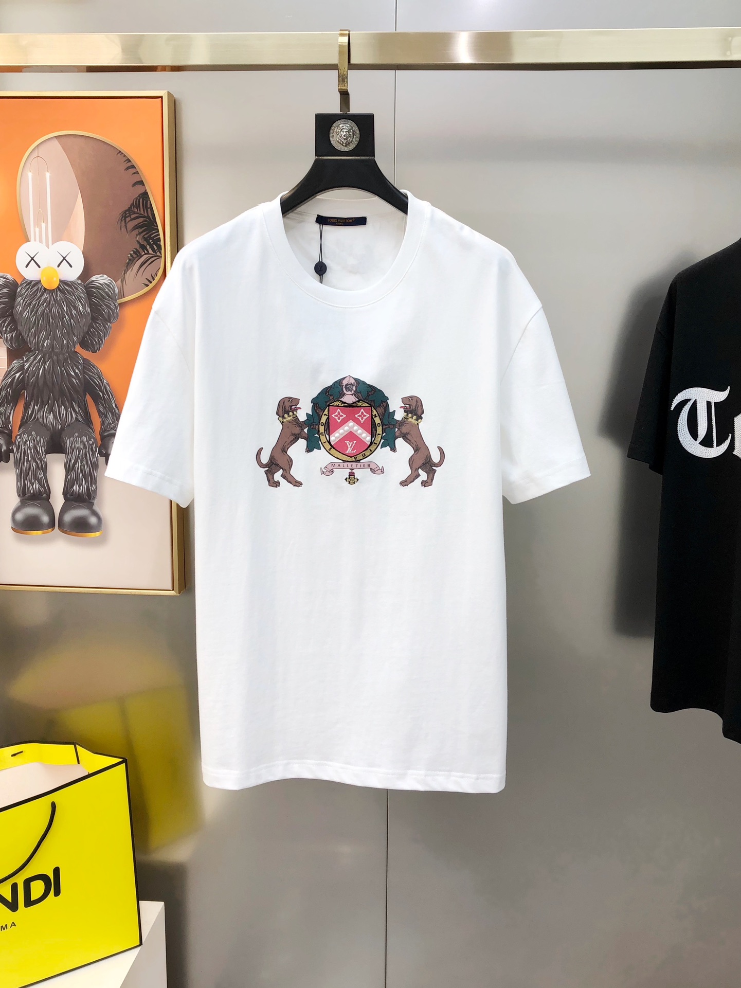 NO:121995,LV Louis Vuitton 2025 early spring new original single men's round neck short-sleeved T-shirt sold simultaneously in counters Hot high-end quality High-version OS version Printed embroidered diamond logo pattern design Custom imported cotton fabric Soft and delicate touch, skin-friendly and comfortable to wear The OEM factory made the upper body very handsome and stylish Men's essential items Three standards Complete S-XL (large maximum size can wear about 190 pounds. Please report height and weight when placing an order) Shipping the next day White,,louis vuitton,louis vuitton,T-shirt,tees,t-shirt,alexander wang19860909LV 路易威登2025早春新款原单男士圆领短袖T恤 专柜同步售卖 爆款高端品质 高版本 OS版型阔版 印花刺绣烫钻logo图案设计 定制进口纯棉面料 手感柔软细腻 穿着亲肤舒适 代工厂精细做上身非常帅气有型 男士必备单品 三标齐 全 尺码S-XL（偏大最大码可穿190斤左右 下单请报身高体重) 隔天出货 白色,,louis vuitton,louis vuitton,T-shirt,tees，t-shirt,alexander wang,Men's clothing