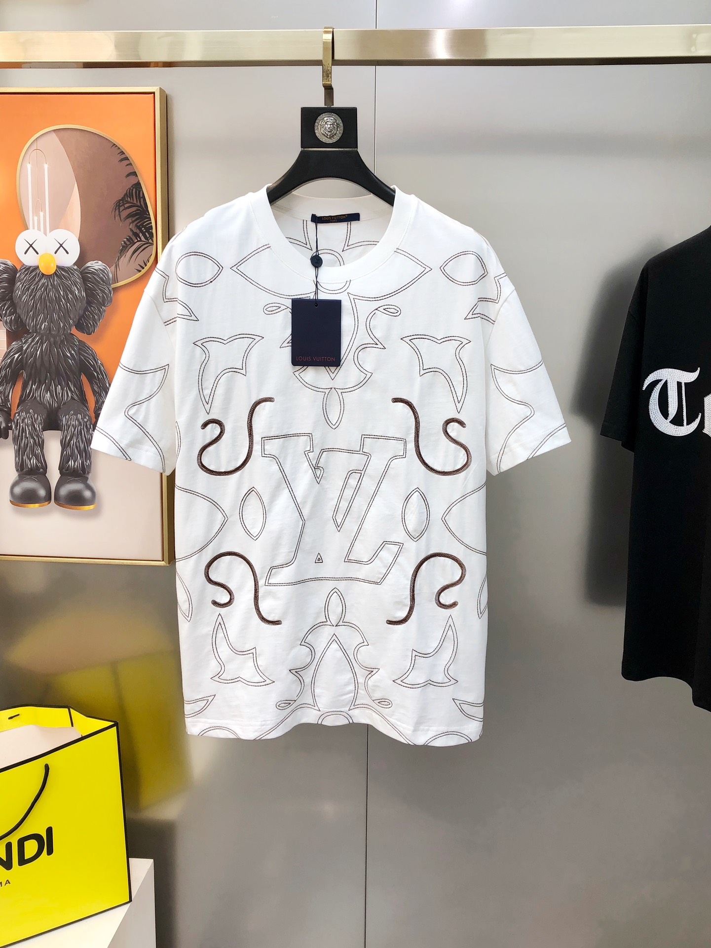 NO:121996,LV Louis Vuitton 2025 early spring new original single men's round neck short-sleeved T-shirt sold simultaneously in counters Hot high-end quality High-version OS wide version Panoramic three-dimensional embroidered logo pattern design Custom imported cotton fabric Soft and delicate feel, skin-friendly and comfortable to wear The OEM factory made the upper body very handsome and stylish. Must-have items for men. Three standards are complete. S-XL (large maximum size can be worn about 190 pounds. Please report height and weight when placing an order) Shipping the next day White,,louis vuitton,louis vuitton,T-shirt,tees,t-shirt,alexander wang19860909LV 路易威登2025早春新款原单男士圆领短袖T恤 专柜同步售卖 爆款高端品质 高版本 OS版型阔版 全景立体刺绣logo图案设计 定制进口纯棉面料 手感柔软细腻 穿着亲肤舒适 代工厂精细做上身非常帅气有型 男士必备单品 三标齐 全 尺码S-XL（偏大最大码可穿190斤左右 下单请报身高体重) 隔天出货 白色,,louis vuitton,louis vuitton,T-shirt,tees，t-shirt,alexander wang,Men's clothing