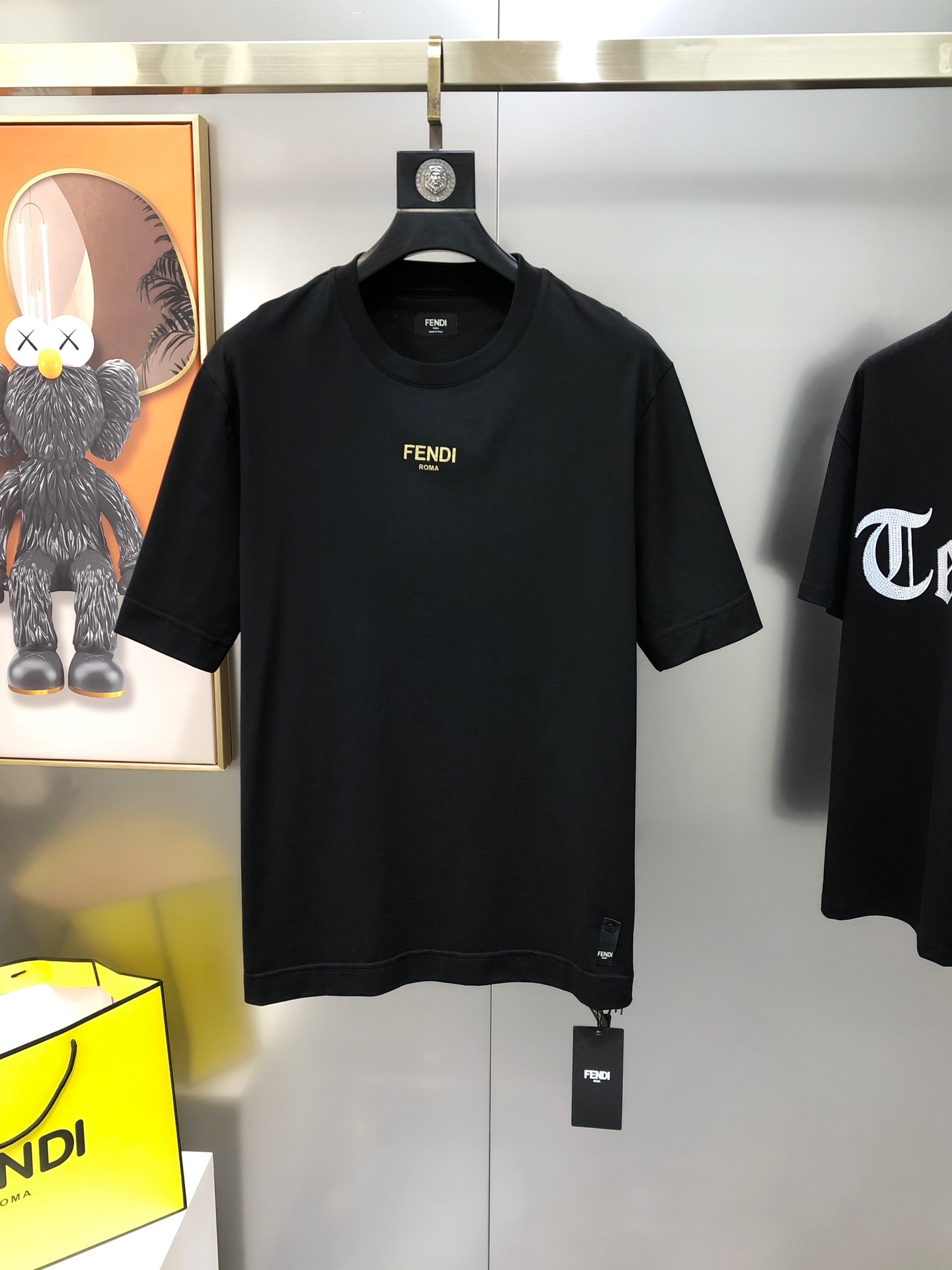 NO:121998,FD Fendi 2025 early spring new style original single men's round neck short-sleeved T-shirt sold simultaneously on counters Classic hot high-end quality High-version OS version Hot stamping and printed letter logo pattern design Custom imported cotton fabric Soft and delicate touch, skin-friendly and comfortable to wear The OEM factory made the upper body very handsome and stylish Men's essential items Three standards Complete S-M-L (large maximum size can wear about 185 kilograms. Please report height and weight when placing an order) Shipping the next day Black,,fendi,T-shirt,tees,t-shirt,alexander wang19860909FD 芬迪2025早春新款原单男士圆领短袖T恤 专柜同步售卖 经典爆款高端品质 高版本 OS版型阔版 烫印印胶字母logo图案设计 定制进口纯棉面料 手感柔软细腻 穿着亲肤舒适 代工厂精细做上身非常帅气有型 男士必备单品 三标齐 全 尺码S-M-L（偏大最大码可穿185斤左右 下单请报身高体重) 隔天出货 黑色,,fendi,T-shirt,tees，t-shirt,alexander wang,Men's clothing