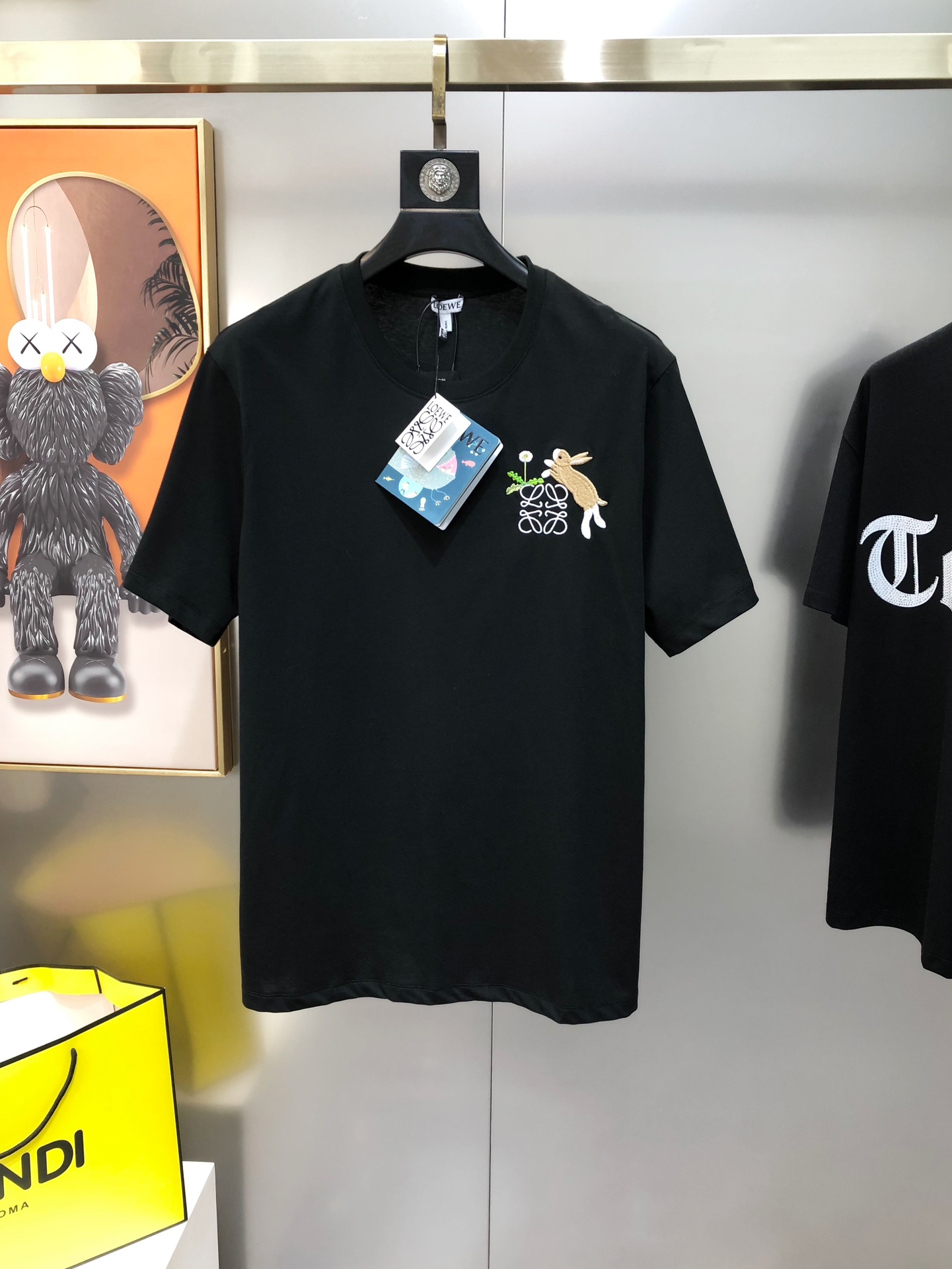 NO:121972,L*EWE Luo Yiwei 2025 early spring new style original single men's round neck short-sleeved T-shirt sold simultaneously on the counter. Classic high-end quality. High-version. OS wide version. Three-dimensional embroidered logo pattern design. Custom imported cotton fabric. Soft and delicate touch. Skin-friendly and comfortable to wear. OEM factory made the upper body very handsome and stylish. Must-have items for men. Three-standard size. Full size. S-M-L (large maximum size can be worn about 185 kilograms. Please report height and weight. Shipping the next day. Black gray,,loewe,T-shirt,tees,t-shirt,alexander wang19860909L*EWE 罗意葳2025早春新款原单男士圆领短袖T恤 专柜同步售卖 经典爆款高端品质 高版本 OS版型阔版 胸前立体刺绣logo图案设计 定制进口纯棉面料 手感柔软细腻 穿着亲肤舒适 代工厂精细做上身非常帅气有型 男士必备单品 三标齐 全 尺码S-M-L（偏大最大码可穿185斤左右 下单请报身高体重) 隔天出货 黑色 灰色,,loewe,T-shirt,tees，t-shirt,alexander wang,Men's clothing