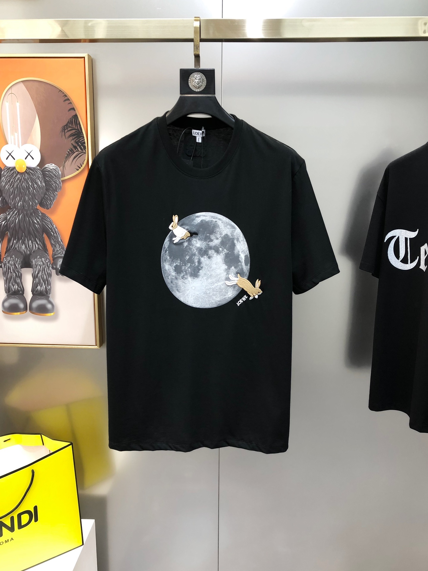 NO:121969,L*EWE Luo Yiwei 2025 early spring new style original single men's round neck short-sleeved T-shirt sold simultaneously on the counter. Classic high-end quality high-version OS version wide version printed glue three-dimensional embroidered logo pattern design Custom imported cotton fabric soft and delicate touch, skin-friendly and comfortable to wear. OEM factory made the top body very handsome and stylish. Must-have items for men. Three standards are complete. S-M-L (large maximum size can be worn about 185 kilograms. Please report height and weight when placing an order) Shipping the next day Black,,loewe,T-shirt,tees,t-shirt,alexander wang19860909L*EWE 罗意葳2025早春新款原单男士圆领短袖T恤 专柜同步售卖 经典爆款高端品质 高版本 OS版型阔版 印胶立体刺绣logo图案设计 定制进口纯棉面料 手感柔软细腻 穿着亲肤舒适 代工厂精细做上身非常帅气有型 男士必备单品 三标齐 全 尺码S-M-L（偏大最大码可穿185斤左右 下单请报身高体重) 隔天出货 黑色,,loewe,T-shirt,tees，t-shirt,alexander wang,Men's clothing