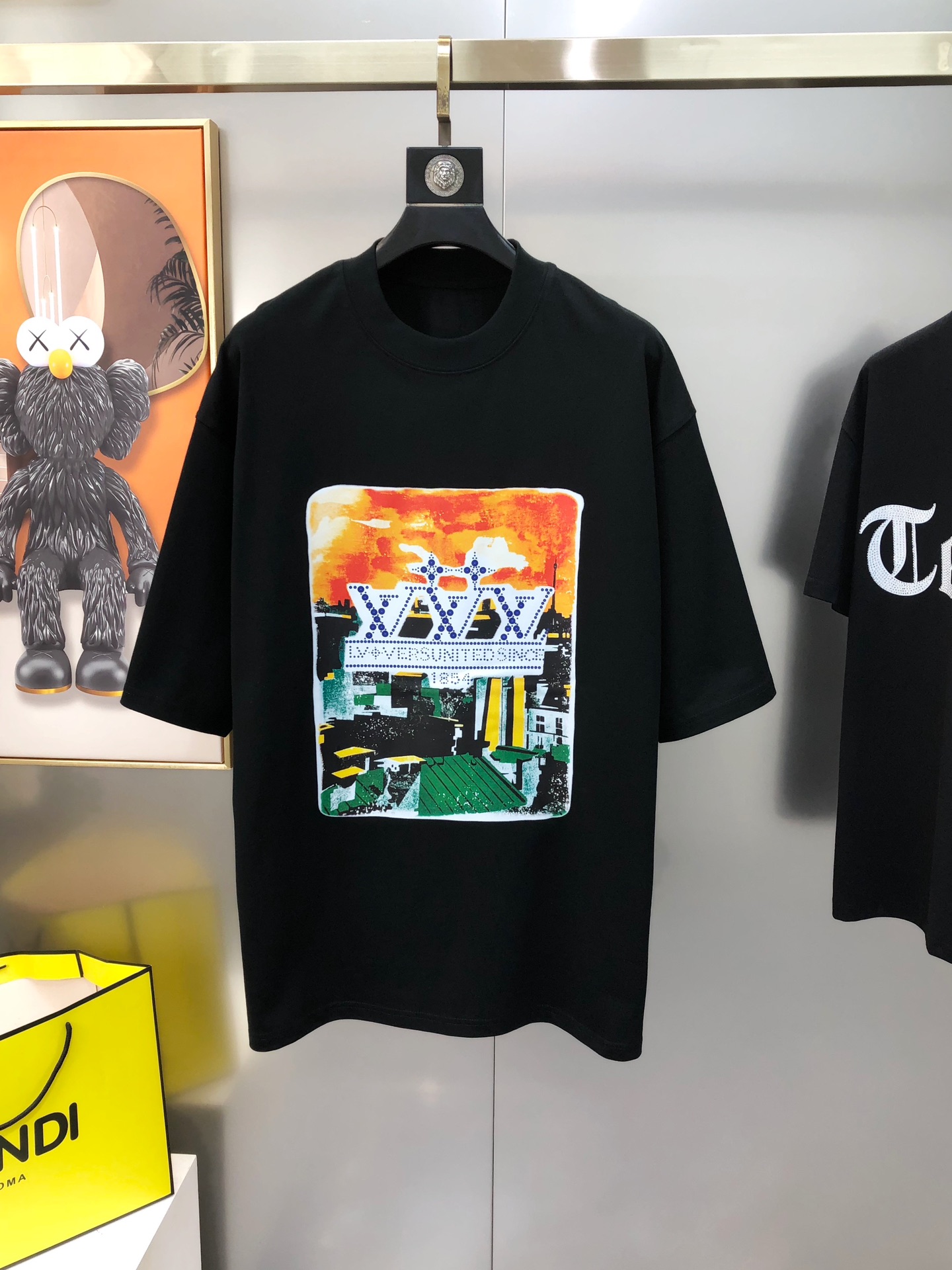 NO:121993,LV Louis Vuitton 2025 early spring new style original single men's round neck short-sleeved T-shirt sold simultaneously in counters Hot high-end quality High-version OS version wide version Printed letter logo pattern design Custom imported 420g double-strand cotton fabric soft and delicate feel, skin-friendly and comfortable to wear, OEM factory made the upper body very handsome and stylish, must-have items for men, three standards, complete Size M-3XL (large, starting from 140 catties to about 210 catties, please report height and weight to place an order) Shipping the next day Black White,,louis vuitton,louis vuitton,T-shirt,tees,t-shirt,alexander wang19860909LV 路易威登2025早春新款原单男士圆领短袖T恤 专柜同步售卖 爆款高端品质 高版本 OS版型阔版 印胶字母logo图案设计 定制进口420克双股纯棉面料 手感柔软细腻 穿着亲肤舒适 代工厂精细做上身非常帅气有型 男士必备单品 三标齐 全 尺码M-3XL（偏大 穿140斤起-210斤左右 下单请报身高体重) 隔天出货 黑色 白色,,louis vuitton,louis vuitton,T-shirt,tees，t-shirt,alexander wang,Men's clothing