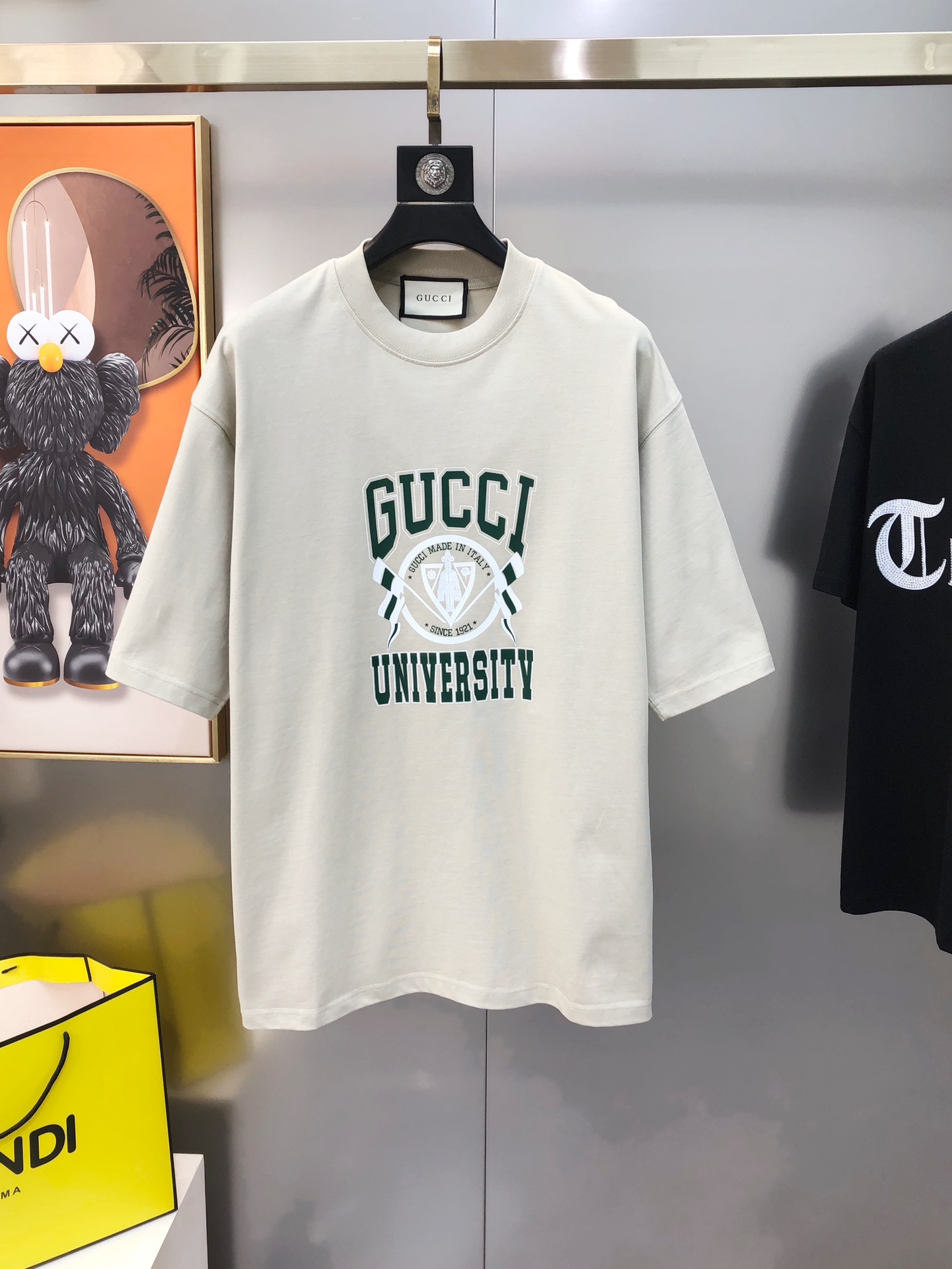 NO:121981,G*cci Guqi 2025 early spring new style original single men's round neck short-sleeved T-shirt sold simultaneously in counters Hot high-end quality High-version OS version wide version Printed letter logo pattern design Custom imported 420g double-strand cotton fabric soft and delicate feel, skin-friendly and comfortable to wear The OEM factory made the upper body very handsome and stylish. Must-have items for men. Three standards are complete. Size M-3XL (large, starting from 140 catties to about 210 catties. Please report height and weight when placing an order) Shipping the next day Black Khaki, T-shirt,tees, t-shirt,alexander wang19860909G*cci 古齐2025早春新款原单男士圆领短袖T恤 专柜同步售卖 爆款高端品质 高版本 OS版型阔版 印胶字母logo图案设计 定制进口420克双股纯棉面料 手感柔软细腻 穿着亲肤舒适 代工厂精细做上身非常帅气有型 男士必备单品 三标齐 全 尺码M-3XL（偏大 穿140斤起-210斤左右 下单请报身高体重) 隔天出货 黑色 卡其色,,T-shirt,tees，t-shirt,alexander wang,Men's clothing