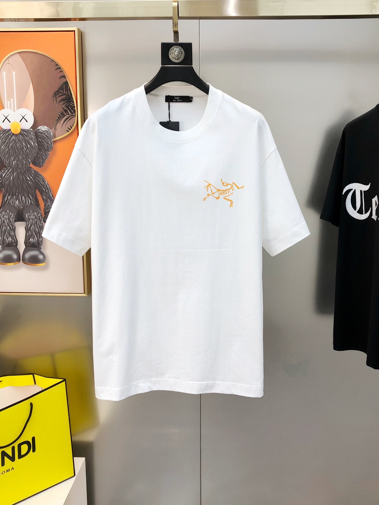 NO:121976,Archaeoptera bird's spring and summer new original single men's round neck short-sleeved T-shirt sold simultaneously in counters High-end quality High-version OS wide version Fashionable and versatile hot style custom imported double-strand pure cotton fabric with adhesive letters printed on the chest and back. Logo design with soft and delicate touch, skin-friendly and comfortable to wear. OEM's fine top body is very handsome and stylish. Must-have items for men Size S-2XL (large, maximum size can be worn about 200 pounds. Please report height and weight when placing an order) Shipping the next day Black White, arc'teryx, T-shirt,tees, t-shirt,alexander wang19860909始祖鸟春夏新款原单男士圆领短袖T恤 专柜同步售卖 高端品质 高版本 OS版型阔版 时尚百搭爆款定制进口双股纯棉面料 胸前后背印胶字母logo设计 手感柔软细腻 穿着亲肤舒适 代工厂精细做上身非常帅气有型 男士必备单品 尺码S-2XL（偏大 最大码可穿200斤左右 下单请报身高体重) 隔天出货 黑色 白色,arc'teryx,T-shirt,tees，t-shirt,alexander wang,Men's clothing