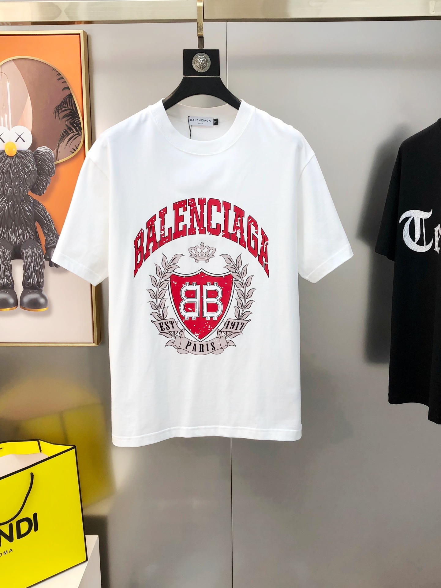 NO:121970,Bal*nciaga Spring and summer new style original single men's round neck short-sleeved T-shirt sold simultaneously in counters High-end quality High-version OS wide version Fashionable and versatile hot style custom imported double-strand pure cotton fabric Printed letter logo pattern Soft and delicate touch, skin-friendly and comfortable to wear, OEM factory made the top body very handsome and stylish, must-have items for men Size S-2XL (large, maximum size can be worn about 200 pounds, please report height and weight to place an order) Shipping the next day Black White,,balenciaga,T-shirt,tees,t-shirt,alexander wang19860909Bal*nciaga 巴黎世家春夏新款原单男士圆领短袖T恤 专柜同步售卖 高端品质 高版本 OS版型阔版 时尚百搭爆款定制进口双股纯棉面料 印胶字母logo图案 手感柔软细腻 穿着亲肤舒适 代工厂精细做上身非常帅气有型 男士必备单品 尺码S-2XL（偏大 最大码可穿200斤左右 下单请报身高体重) 隔天出货 黑色 白色,,balenciaga,T-shirt,tees，t-shirt,alexander wang,Men's clothing