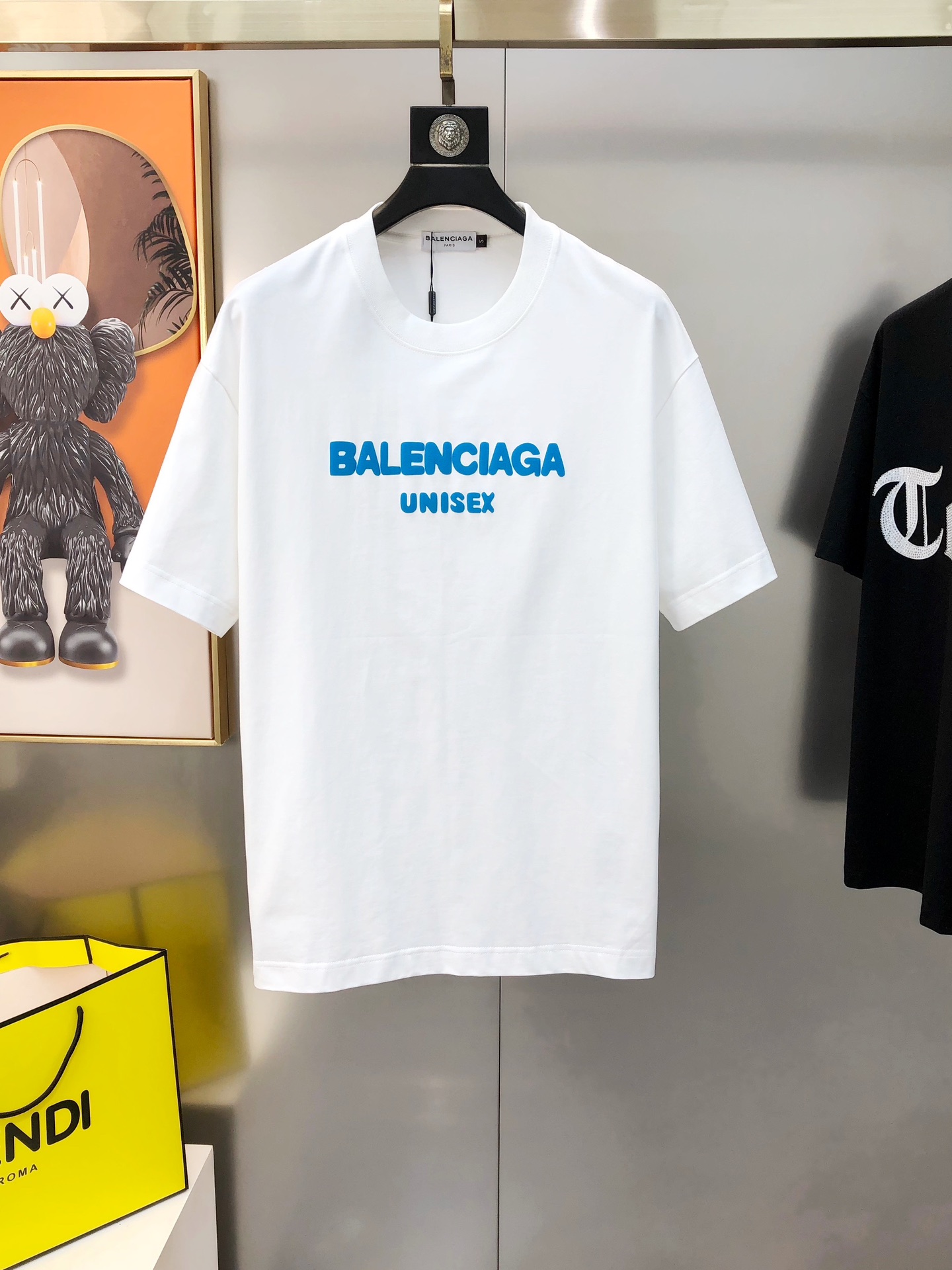 NO:121973,Bal*nciaga Spring and summer new style original single men's round neck short-sleeved T-shirt sold simultaneously in counters High-end quality High-version OS wide version Fashionable and versatile hot style custom imported double-strand pure cotton fabric Printed on the chest logo design Soft and delicate touch, skin-friendly and comfortable to wear, OEM factory made the top body very handsome and stylish, must-have items for men Size S-2XL (large, maximum size can be worn about 200 pounds, please report height and weight when placing an order) Shipping the next day Black White,,balenciaga,T-shirt,tees,t-shirt,alexander wang19860909Bal*nciaga 巴黎世家春夏新款原单男士圆领短袖T恤 专柜同步售卖 高端品质 高版本 OS版型阔版 时尚百搭爆款定制进口双股纯棉面料 胸前印胶字母logo设计 手感柔软细腻 穿着亲肤舒适 代工厂精细做上身非常帅气有型 男士必备单品 尺码S-2XL（偏大 最大码可穿200斤左右 下单请报身高体重) 隔天出货 黑色 白色,,balenciaga,T-shirt,tees，t-shirt,alexander wang,Men's clothing