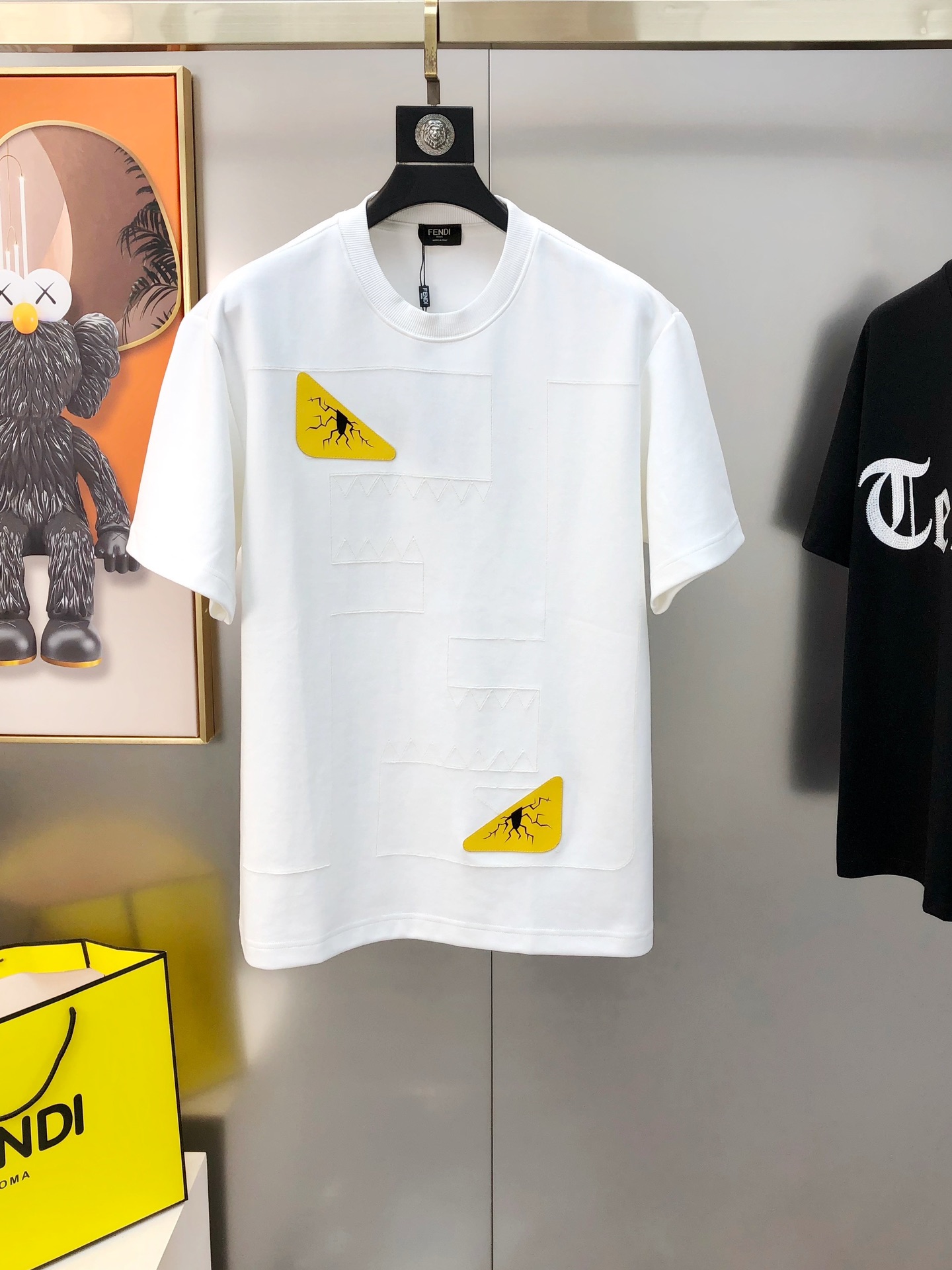 NO:121994,FD Fendi Spring and Summer New Original Single Men's Round Neck Short-Sleeve T-shirts are sold simultaneously in the counter. High-end quality. High-version. OS wide version. Popular embroidered eyelid marks. Burning flower logo pattern design. Custom imported exclusive cotton fabric. Soft and delicate touch. Skin-friendly and comfortable to wear. OEM factory made it fine and very handsome and stylish. Men's must-have items. Three standards are complete. Size S-3XL (large maximum size can be worn about 220 kilograms. Please report height and weight when placing an order) Shipping the next day. Black White Green,,fendi,T-shirt,tees,t-shirt,alexander wang19860909FD 芬迪春夏新款原单男士圆领短袖T恤 专柜同步售卖 高端品质 高版本 OS版型阔版 爆款绣萌眼皮标胸前烧花logo图案设计 定制进口专属纯棉面料 手感柔软细腻 穿着亲肤舒适 代工厂精细做上身非常帅气有型 男士必备单品 三标齐 全 尺码S-3XL（偏大最大码可穿220斤左右 下单请报身高体重) 隔天出货 黑色 白色 绿色,,fendi,T-shirt,tees，t-shirt,alexander wang,Men's clothing