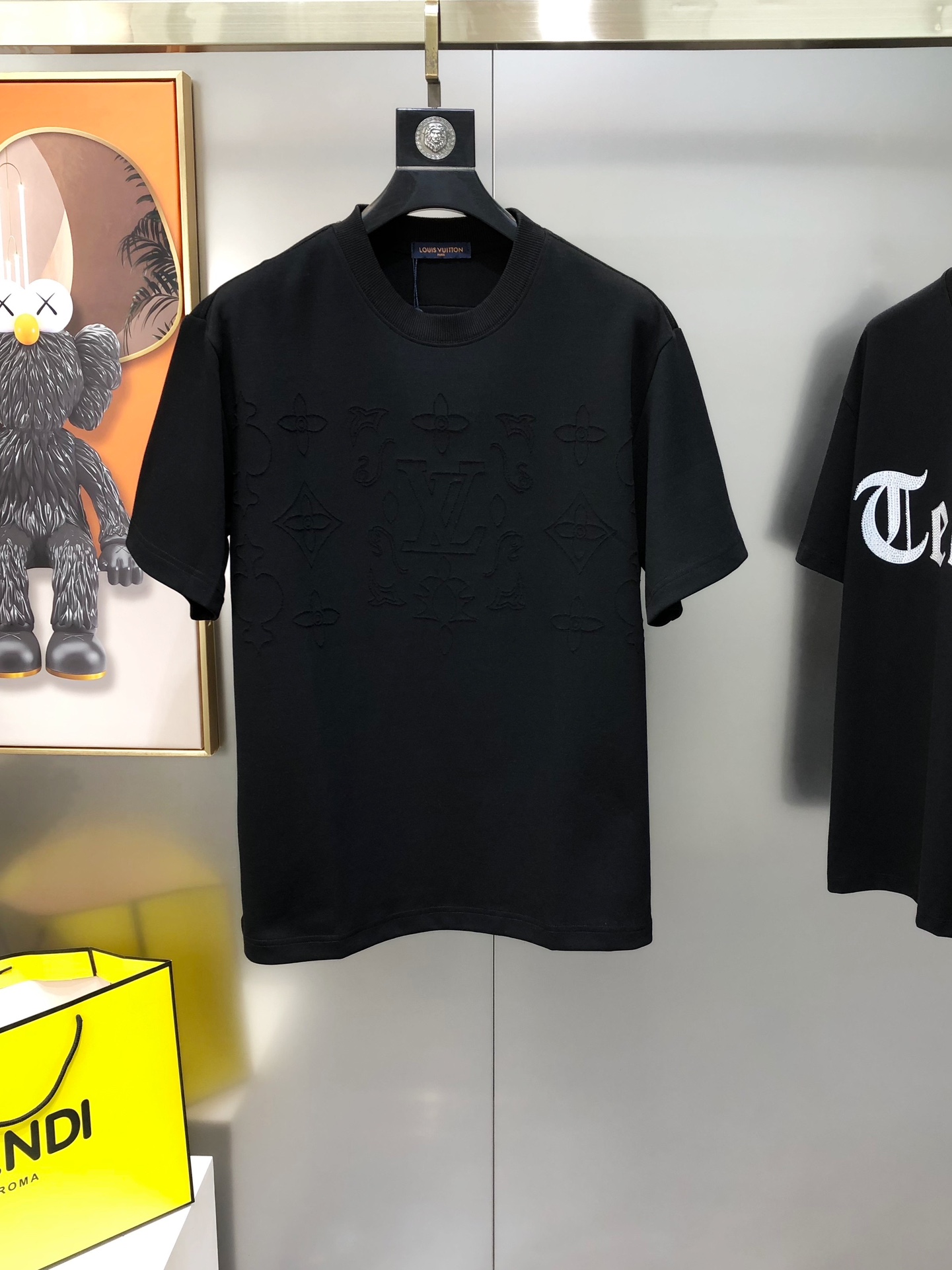 NO:121989,LV Louis Vuitton Spring and Summer New Original Single Men's Round Neck Short-Sleeve T-shirts are sold simultaneously in the counter. High-end quality. High-version. OS wide version. Popular double-sleeved cut flower logo pattern design. Custom imported exclusive cotton fabric. Soft and delicate touch. Skin-friendly and comfortable to wear. OEM factory made the upper body very handsome and stylish. Must-have items for men. Three standards. Complete size S-3XL (large maximum size can be worn about 220 pounds. Please report height and weight when placing an order) Shipping the next day. Black White Green,,louis vuitton,louis vuitton,T-shirt,tees,t-shirt,alexander wang19860909LV 路易威登春夏新款原单男士圆领短袖T恤 专柜同步售卖 高端品质 高版本 OS版型阔版 爆款双袖切割烧花logo图案设计 定制进口专属纯棉面料 手感柔软细腻 穿着亲肤舒适 代工厂精细做上身非常帅气有型 男士必备单品 三标齐 全 尺码S-3XL（偏大最大码可穿220斤左右 下单请报身高体重) 隔天出货 黑色 白色 绿色,,louis vuitton,louis vuitton,T-shirt,tees，t-shirt,alexander wang,Men's clothing