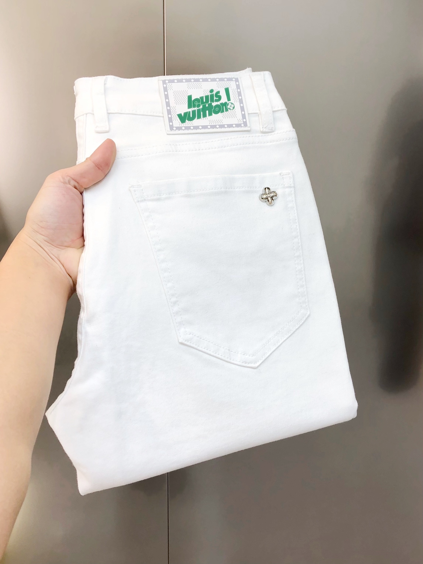 NO:123992,LV Louis Vuitton 2025 early spring new men's slim foot jeans, the official website is simple and fashionable, hot white cow, high-end customization, original single ruthless goods, back pants bag logo design, custom imported denim wash denim pure cotton fabric, original auxiliary materials, fine workmanship, cool and energetic, soft and delicate, comfortable and breathable, commuter style, extremely high matching rate, overwhelming wear rate, counter quality, super handsome upper body, stylish, 28-38 (elastic) with 35, not 37, shipped the next day,, louis vuitton, louis vuitton, jeans, alexander wang19860909LV 路易威登2025早春新款男士修身小脚牛仔裤 官网同步简洁时尚 爆款白牛 高端定制 原单狠货 后裤袋logo标设计 定制进口丹宁水洗牛仔纯棉面料 原版辅料 做工精细 酷劲活力十足 柔软细腻 舒适透气 通勤款 搭配率极高 耐穿率爆表 专柜品质 上身超帅气 有型 码数 28-38（有弹力)有35,没37 隔天出货,,louis vuitton,louis vuitton,jeans,alexander wang,Men's clothing