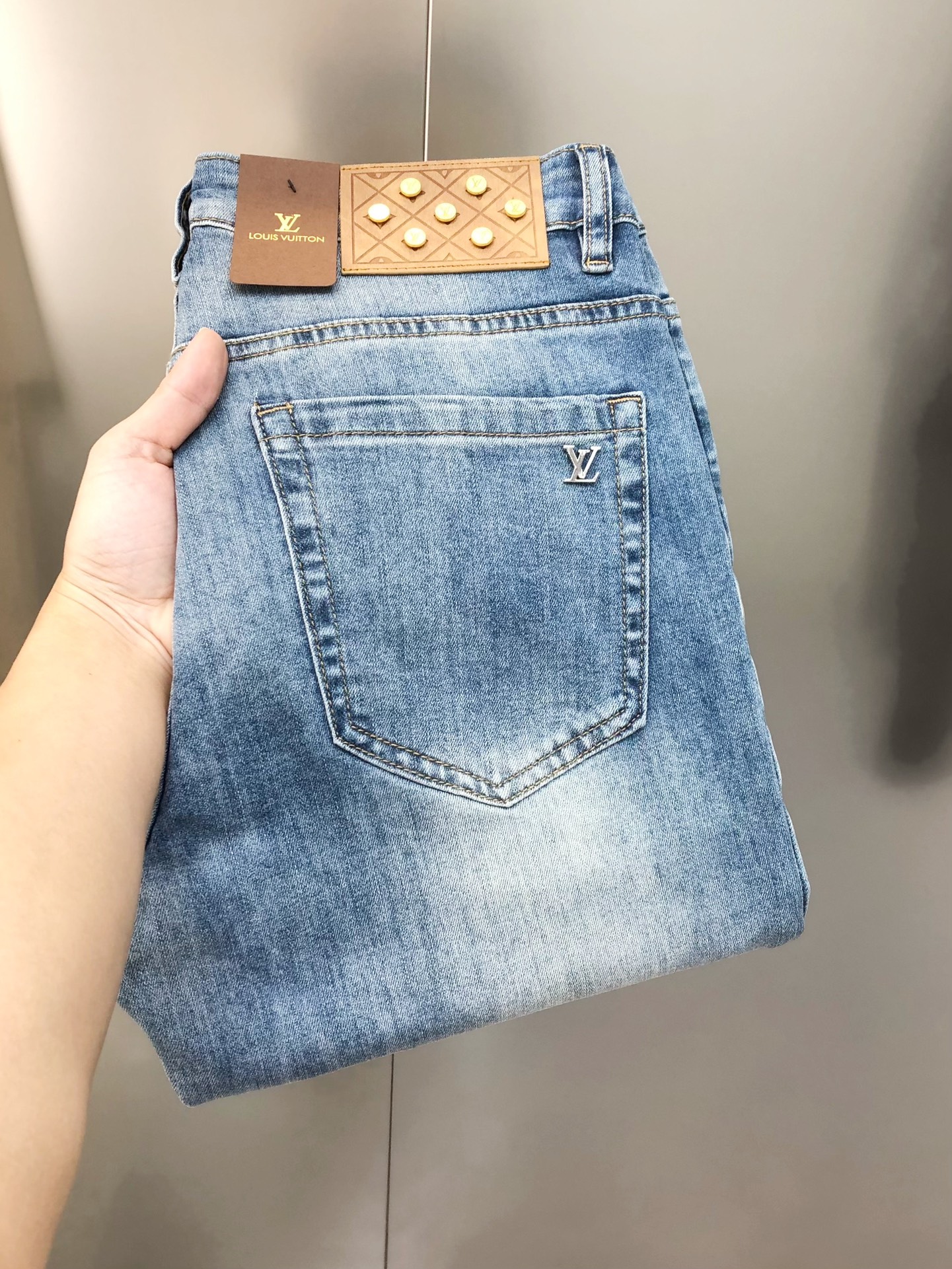 NO:123999,LV Louis Vuitton 2025 early spring new men's slim foot jeans, the official website is simple and fashionable, hot, high-end customization, original single-printed back pants bag logo design, custom imported denim-washed denim pure cotton fabric, original auxiliary materials, fine workmanship, cool and energetic, soft and delicate, comfortable and breathable, commuter style, extremely high matching rate, overwhelming wear rate, counter quality, super handsome upper body, stylish, 28-38 (elastic) with 35, not 37, shipped the next day,, louis vuitton, louis vuitton, jeans, alexander wang19860909LV 路易威登2025早春新款男士修身小脚牛仔裤 官网同步简洁时尚 爆款 高端定制 原单狠货 印胶后裤袋logo标设计 定制进口丹宁水洗牛仔纯棉面料 原版辅料 做工精细 酷劲活力十足 柔软细腻 舒适透气 通勤款 搭配率极高 耐穿率爆表 专柜品质 上身超帅气 有型 码数 28-38（有弹力)有35,没37 隔天出货,,louis vuitton,louis vuitton,jeans,alexander wang,Men's clothing