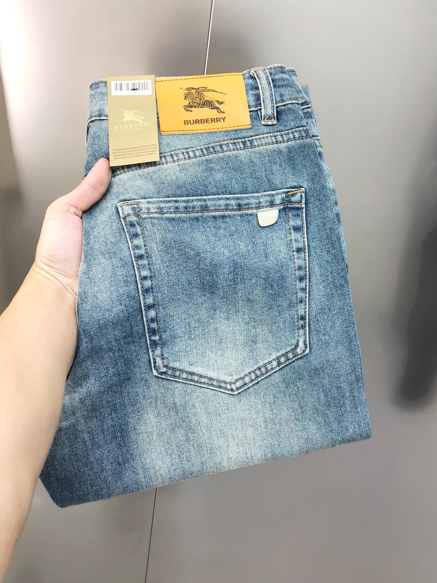 NO:124008,BURBE** Burberry 2025 early spring new men's slim jeans, the official website is simple and fashionable, hot, high-end customization, original single ruthless goods, back pants bag logo design, custom imported denim wash denim pure cotton fabric, original auxiliary materials, fine workmanship, cool and energetic, soft and delicate, comfortable and breathable, commuter style, extremely high matching rate, overwhelming wear rate, counter quality, super handsome upper body, stylish, 28-38 (elastic) with 35, not 37, shipped the next day,,burberry,burberry,jeans,alexander wang19860909BURBE** 巴宝莉2025早春新款男士修身牛仔裤 官网同步简洁时尚 爆款 高端定制 原单狠货 后裤袋logo标设计 定制进口丹宁水洗牛仔纯棉面料 原版辅料 做工精细 酷劲活力十足 柔软细腻 舒适透气 通勤款 搭配率极高 耐穿率爆表 专柜品质 上身超帅气 有型 码数 28-38（有弹力)有35,没37 隔天出货,,burberry,burberry,jeans,alexander wang,Men's clothing