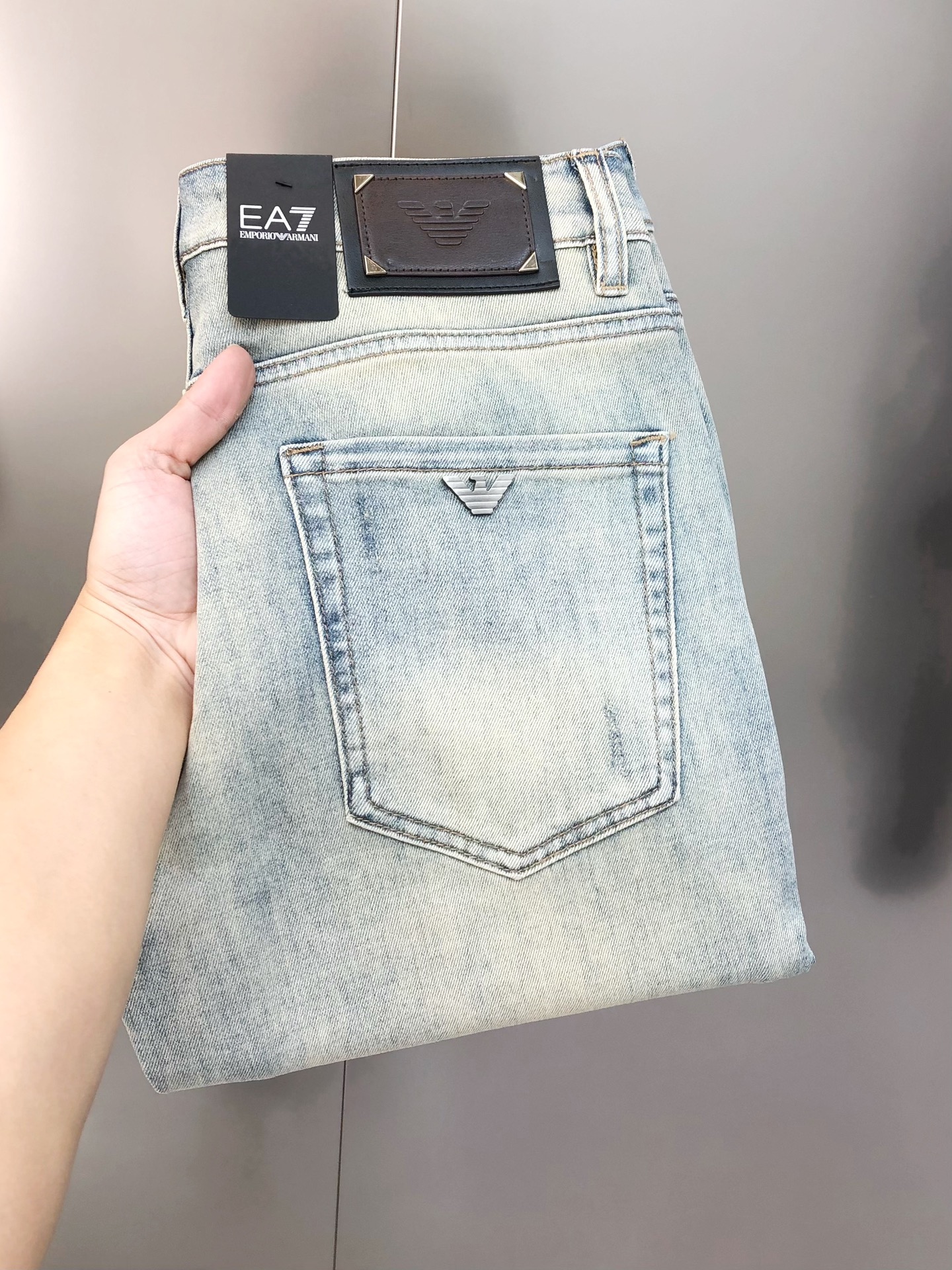 NO:124014,A*mani Armani 2025 early spring new men's slim foot jeans, the official website is simple and fashionable, hot, high-end customization, original single-stand-printed back pants, Feiying logo design, custom imported denim-washed cotton fabric, original auxiliary materials, fine workmanship, cool and energetic, soft and delicate, comfortable and breathable, commuter style, extremely high matching rate, overwhelming wear rate, counter quality, super handsome upper body, stylish, 28-38 (elastic) with 35, not 37, shipped the next day,,armani, jeans, alexander wang19860909A*mani 阿玛尼2025早春新款男士修身小脚牛仔裤 官网同步简洁时尚 爆款 高端定制 原单狠货 印胶后裤袋飞鹰logo标设计 定制进口丹宁水洗牛仔纯棉面料 原版辅料 做工精细 酷劲活力十足 柔软细腻 舒适透气 通勤款 搭配率极高 耐穿率爆表 专柜品质 上身超帅气 有型 码数 28-38（有弹力)有35,没37 隔天出货,,armani,jeans,alexander wang,Men's clothing