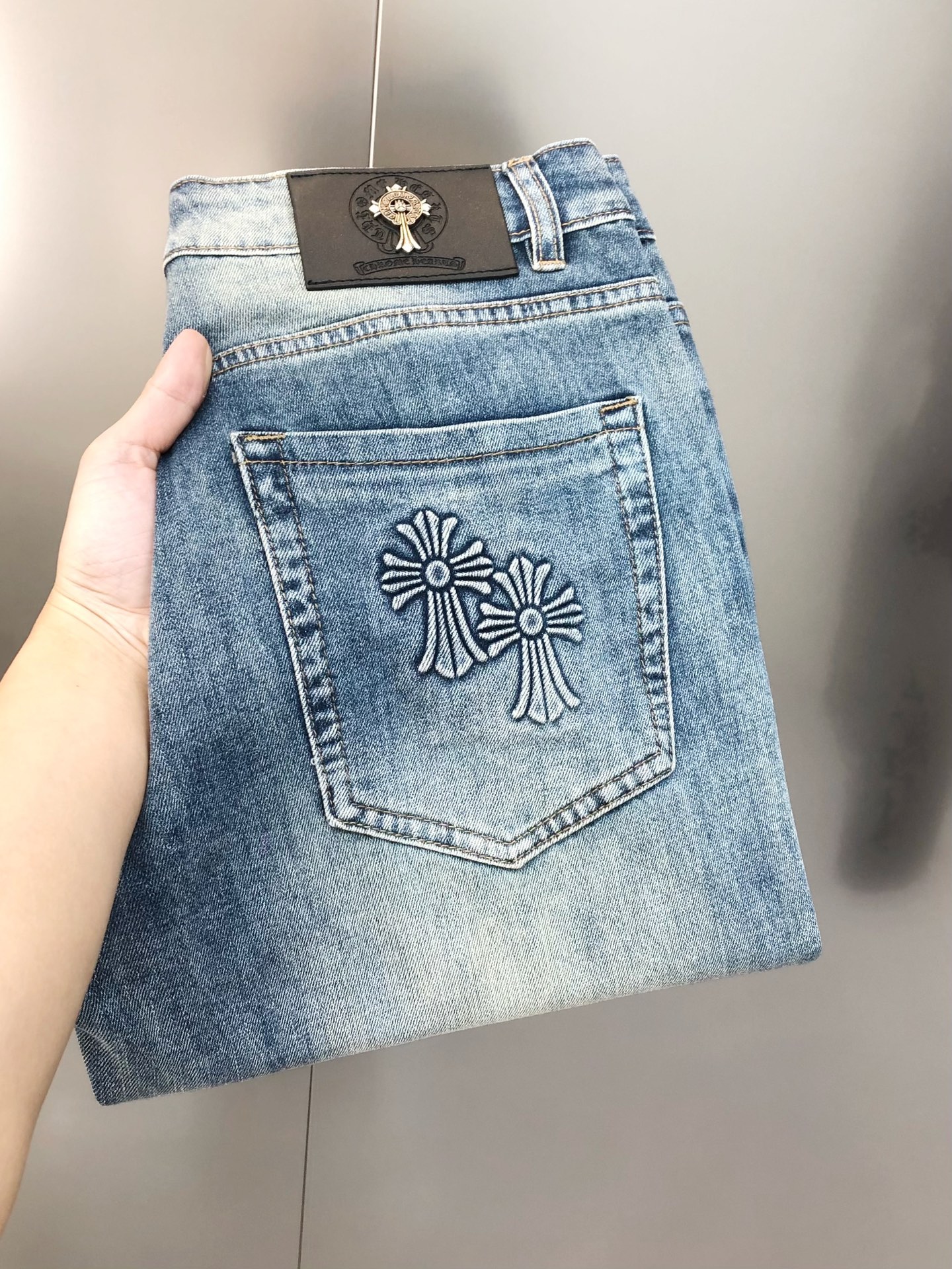 NO:124005,Crowxin 2025 early spring new men's slim jeans, the official website is simple and fashionable, hot, high-end customization, original single-printed embossed logo pattern design, custom imported denim-washed denim pure cotton fabric, original auxiliary materials, fine workmanship, cool and energetic, soft and delicate, comfortable and breathable, commuter style, extremely high matching rate, overwhelming wear rate, counter quality, super handsome upper body, stylish, 28-38 (elastic) with 35, not 37, shipped the next day,,chrome hearts, jeans, alexander wang19860909克罗心2025早春新款男士修身牛仔裤 官网同步简洁时尚 爆款 高端定制 原单狠货 印胶压花logo图案设计 定制进口丹宁水洗牛仔纯棉面料 原版辅料 做工精细 酷劲活力十足 柔软细腻 舒适透气 通勤款 搭配率极高 耐穿率爆表 专柜品质 上身超帅气 有型 码数 28-38（有弹力)有35,没37 隔天出货,,chrome hearts,jeans,alexander wang,Men's clothing