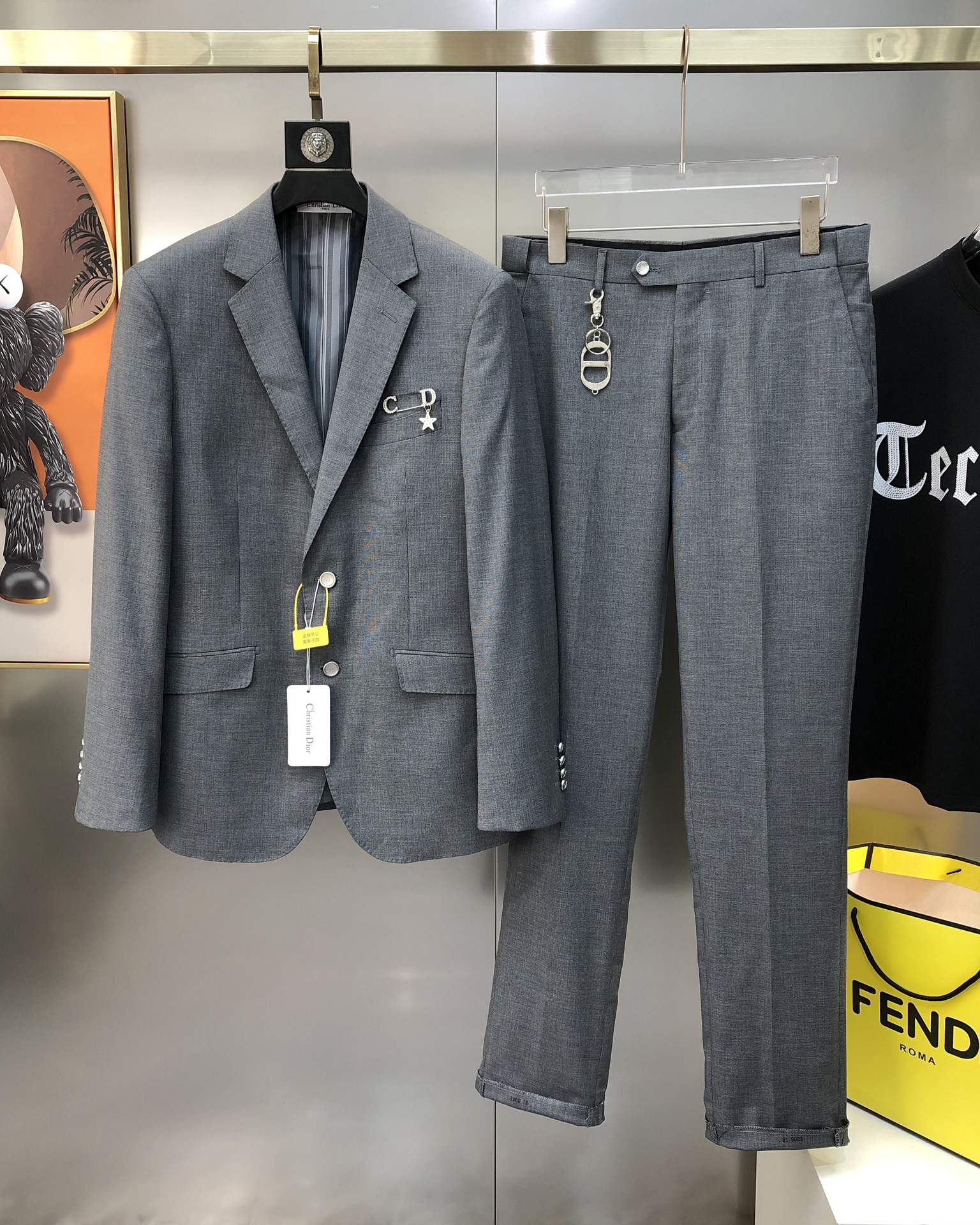 NO:124056,The whole set of tops P trousers P D*or Dior 2025 early spring new original single men's business casual suit suit suit suit jacket trousers can be sold separately and sold simultaneously on the official website High-end customization, fashionable and versatile, popular chest logo brooch design, removable, using original imported polyester fiber innovative memory fabric, master-level tailoring!  The touch is soft and delicate, and the upper body is comfortable. The original imported engraving hardware accessories are provided with smooth lines, exquisite craftsmanship, excellent style, and casual matching. They are very fashionable and handsome. Highly recommended!  Counter size 46-58=S-4XL (maximum size can be worn about 200 kilograms. Please report height and weight to place an order) Shipping the next day Gray, Dior, Jackets & coats, business suit, brooch, breastpin, alexander wang19860909整套 上衣P 西裤P D*or 迪奥2025早春新款原单男士商务休闲西装套装 西服外套西裤 可拆开售卖官网同步售卖 高端定制 时尚百搭 爆款胸前logo胸针设计 可拆卸 采用原版进口聚酯纤维创新记忆面料 大师级剪裁！手感柔软细腻 上身舒适 客供原版进口刻字五金辅料配件,线条流畅,工艺精致,版型超赞,随意搭配都非常时尚帅气强烈推荐哦！专柜尺码46-58=S-4XL（最大码可穿200斤左右 下单请报身高体重) 隔天出货 灰色,,dior,jackets & coats,business suit,brooch，breastpin,alexander wang,Men's clothing