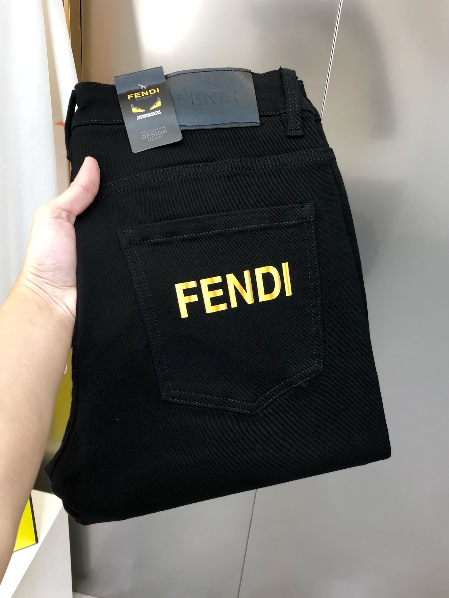 NO:123996,FD Fendi's early autumn new men's slim foot jeans, the official website is simple and fashionable, the hot black cow, high-end customization, original single rude goods, back pants bag printed letter logo design, custom imported denim wash denim pure cotton fabric, original auxiliary materials, fine workmanship, cool and energetic, soft and delicate, comfortable and breathable, commuter style, extremely high matching rate, overwhelming wear rate, counter quality, super handsome upper body, stylish, 28-38 (elastic) not 35 37 shipped the next day,,fendi,jeans,alexander wang19860909FD 芬迪早秋新款男士修身小脚牛仔裤 官网同步简洁时尚 爆款黑牛 高端定制 原单狠货 后裤袋印胶字母logo设计 定制进口丹宁水洗牛仔纯棉面料 原版辅料 做工精细 酷劲活力十足 柔软细腻 舒适透气 通勤款 搭配率极高 耐穿率爆表 专柜品质 上身超帅气 有型 码数 28-38（有弹力)没35 37 隔天出货,,fendi,jeans,alexander wang,Men's clothing