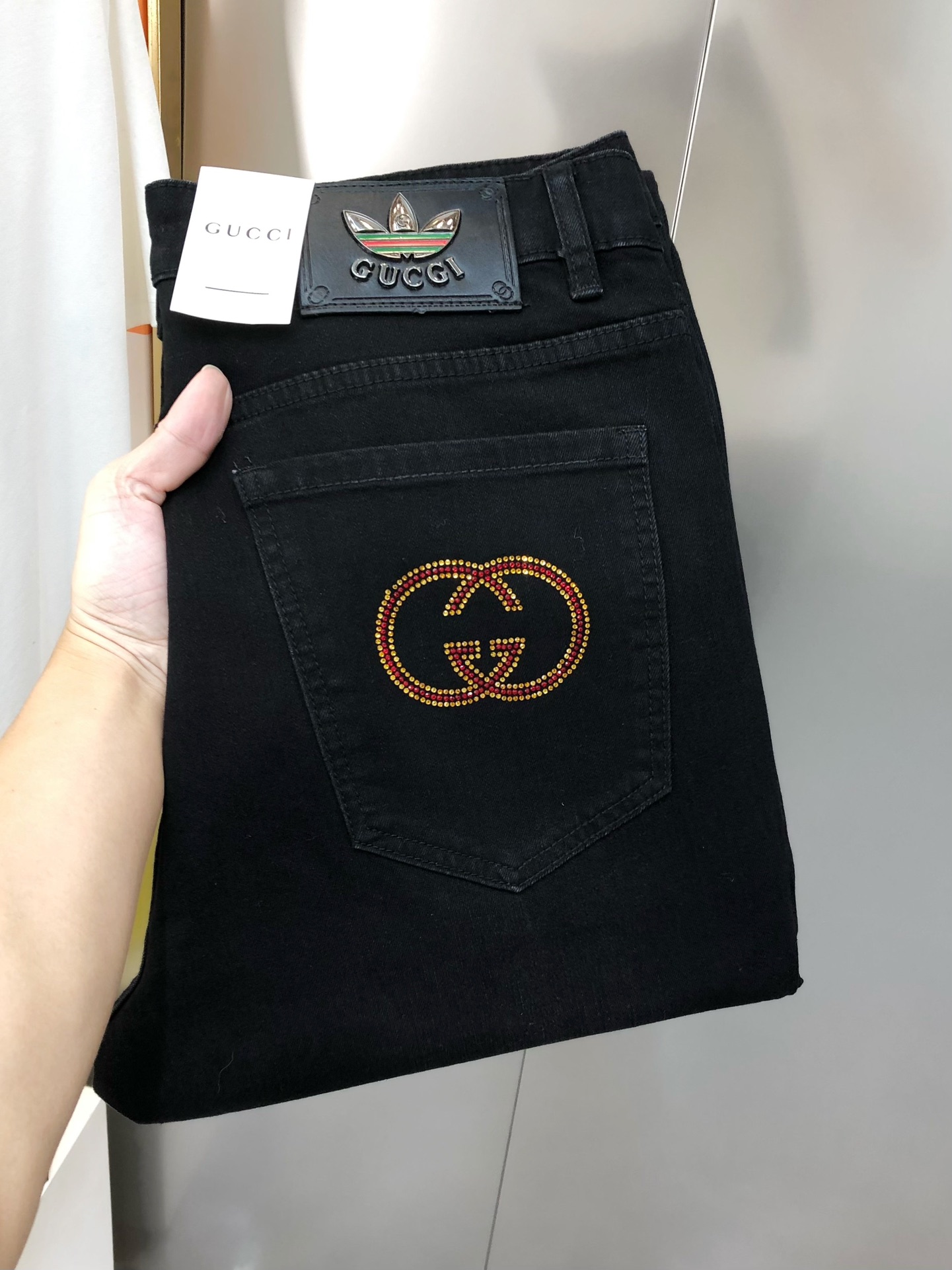 NO:124015,G*cci Guqi early autumn new men's slim foot jeans, the official website is simple and fashionable, old-fashioned and ripped high-end customization, original single-handed goods, back pants, diamond-silk logo pattern design, custom imported denim-washed denim pure cotton fabric, original auxiliary materials, fine workmanship, cool and energetic, soft and delicate, comfortable and breathable, commuter style, extremely high matching rate, overwhelming wear rate, counter quality, super handsome upper body, stylish, 28-38 (elastic) not 35 37 shipped the next day,, jeans, alexander wang19860909G*cci 古齐早秋新款男士修身小脚牛仔裤 官网同步简洁时尚 做旧破洞爆款 高端定制 原单狠货 后裤袋烫钻logo图案设计 定制进口丹宁水洗牛仔纯棉面料 原版辅料 做工精细 酷劲活力十足 柔软细腻 舒适透气 通勤款 搭配率极高 耐穿率爆表 专柜品质 上身超帅气 有型 码数 28-38（有弹力)没35 37 隔天出货,,jeans,alexander wang,Men's clothing