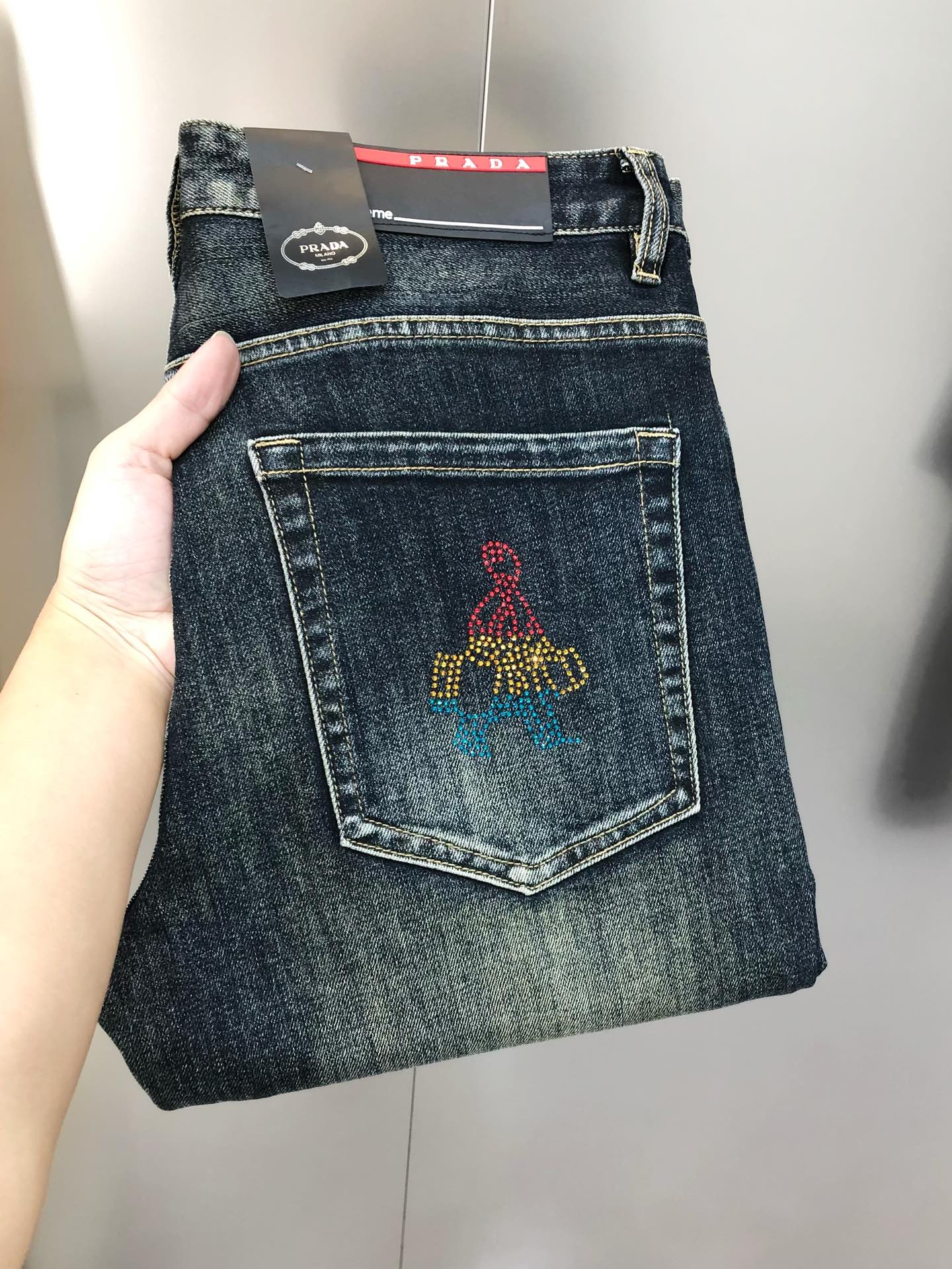 NO:123990,P*ADA Prada early autumn new men's slim foot jeans, the official website is simple and fashionable, old-fashioned and ripped, high-end customization, original single-handed goods, back pants, diamond-silk logo pattern design, custom imported denim-washed denim pure cotton fabric, original auxiliary materials, fine workmanship, cool and energetic, soft and delicate, comfortable and breathable, commuter style, extremely high matching rate, overwhelming wear rate, counter quality, super handsome upper body, stylish, 28-38 (elastic) not 35 37 shipped the next day,,prada,jeans,alexander wang19860909P*ADA 普拉哒早秋新款男士修身小脚牛仔裤 官网同步简洁时尚 做旧破洞爆款 高端定制 原单狠货 后裤袋烫钻logo图案设计 定制进口丹宁水洗牛仔纯棉面料 原版辅料 做工精细 酷劲活力十足 柔软细腻 舒适透气 通勤款 搭配率极高 耐穿率爆表 专柜品质 上身超帅气 有型 码数 28-38（有弹力)没35 37 隔天出货,,prada,jeans,alexander wang,Men's clothing