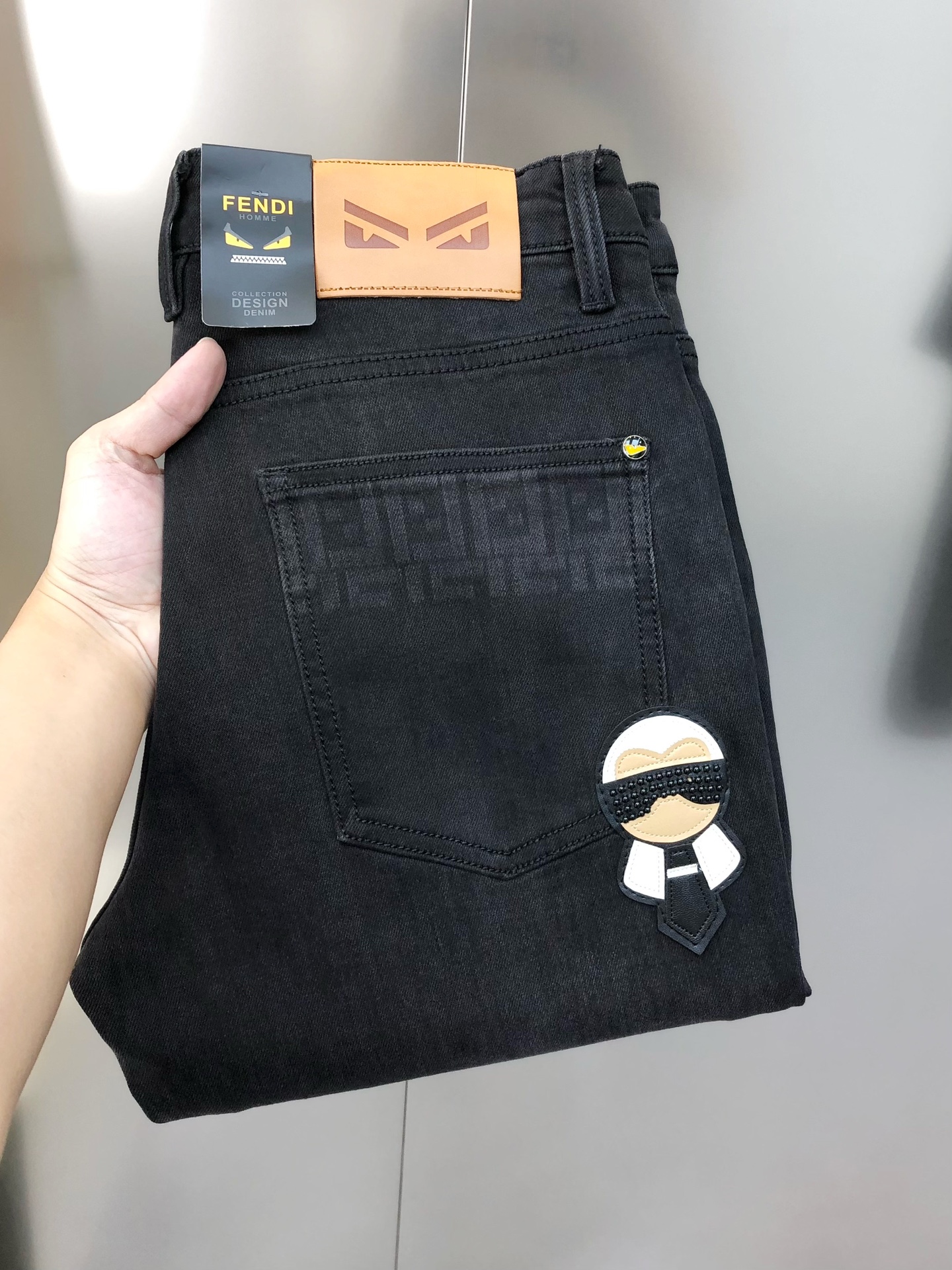 NO:123994,FD Fendi's new men's slim foot jeans, the official website is simple and fashionable, hot, high-end customization, original single, back pants, printed embroidered Laffer logo pattern design, custom imported denim washing denim pure cotton fabric, original auxiliary materials, fine workmanship, cool and energetic, soft and delicate, comfortable and breathable, commuter style, extremely high matching rate, overwhelming wear rate, counter quality, super handsome upper body, stylish, 28-38 (elastic) not 35 37 shipped the next day,,fendi,jeans,alexander wang19860909FD 芬迪新款男士修身小脚牛仔裤 官网同步简洁时尚 爆款 高端定制 原单狠货 后裤袋印花绣老佛爷logo图案设计 定制进口丹宁水洗牛仔纯棉面料 原版辅料 做工精细 酷劲活力十足 柔软细腻 舒适透气 通勤款 搭配率极高 耐穿率爆表 专柜品质 上身超帅气 有型 码数 28-38（有弹力)没35 37 隔天出货,,fendi,jeans,alexander wang,Men's clothing