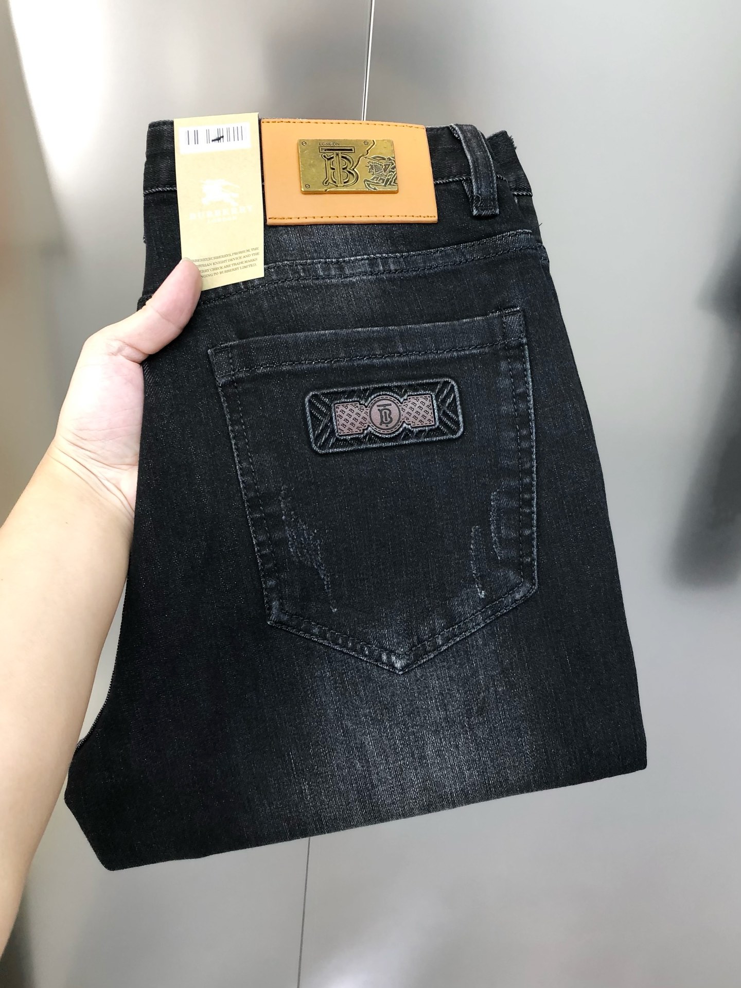 NO:124003,BURBE** Burberry's early autumn new men's slim foot jeans, the official website is simple and fashionable, hot, high-end customization, original single, back pants, embossed and printed glue logo design, custom imported denim-washed denim pure cotton fabric, original auxiliary materials, fine workmanship, cool and energetic, soft and delicate, comfortable and breathable, commuter style, extremely high matching rate, overwhelming wear rate, counter quality, super handsome upper body, stylish, 28-38 (elastic) not 35 37 shipped the next day,,burberry,burberry,jeans,alexander wang19860909BURBE** 巴宝莉早秋新款男士修身小脚牛仔裤 官网同步简洁时尚 爆款 高端定制 原单狠货 后裤袋压花印胶logo设计 定制进口丹宁水洗牛仔纯棉面料 原版辅料 做工精细 酷劲活力十足 柔软细腻 舒适透气 通勤款 搭配率极高 耐穿率爆表 专柜品质 上身超帅气 有型 码数 28-38（有弹力)没35 37 隔天出货,,burberry,burberry,jeans,alexander wang,Men's clothing