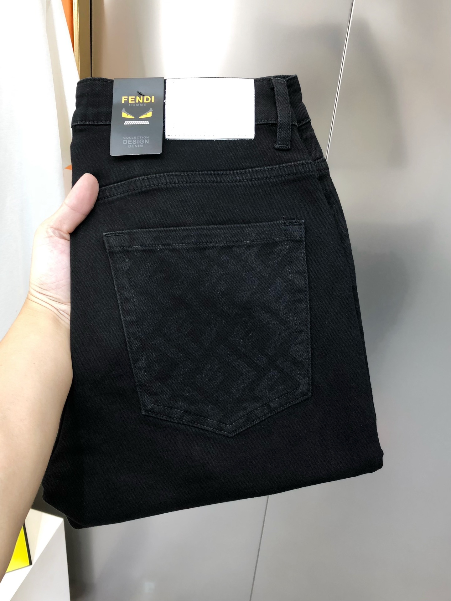 NO:124006,FD Fendi's early autumn new men's slim-fitting jeans, the official website is simple and fashionable, the hot black cow, high-end customization, original single ruthless goods, back pants bag printed logo pattern design, custom imported denim-washed denim pure cotton fabric, original auxiliary materials, fine workmanship, cool and energetic, soft and delicate, comfortable and breathable, commuter style, extremely high matching rate, overwhelming wear rate, counter quality, super handsome upper body, stylish, 28-38 (elastic) not 35 37 shipped the next day,,fendi,jeans,alexander wang19860909FD 芬迪早秋新款男士修身小脚牛仔裤 官网同步简洁时尚 爆款黑牛 高端定制 原单狠货 后裤袋印花logo图案设计 定制进口丹宁水洗牛仔纯棉面料 原版辅料 做工精细 酷劲活力十足 柔软细腻 舒适透气 通勤款 搭配率极高 耐穿率爆表 专柜品质 上身超帅气 有型 码数 28-38（有弹力)没35 37 隔天出货,,fendi,jeans,alexander wang,Men's clothing