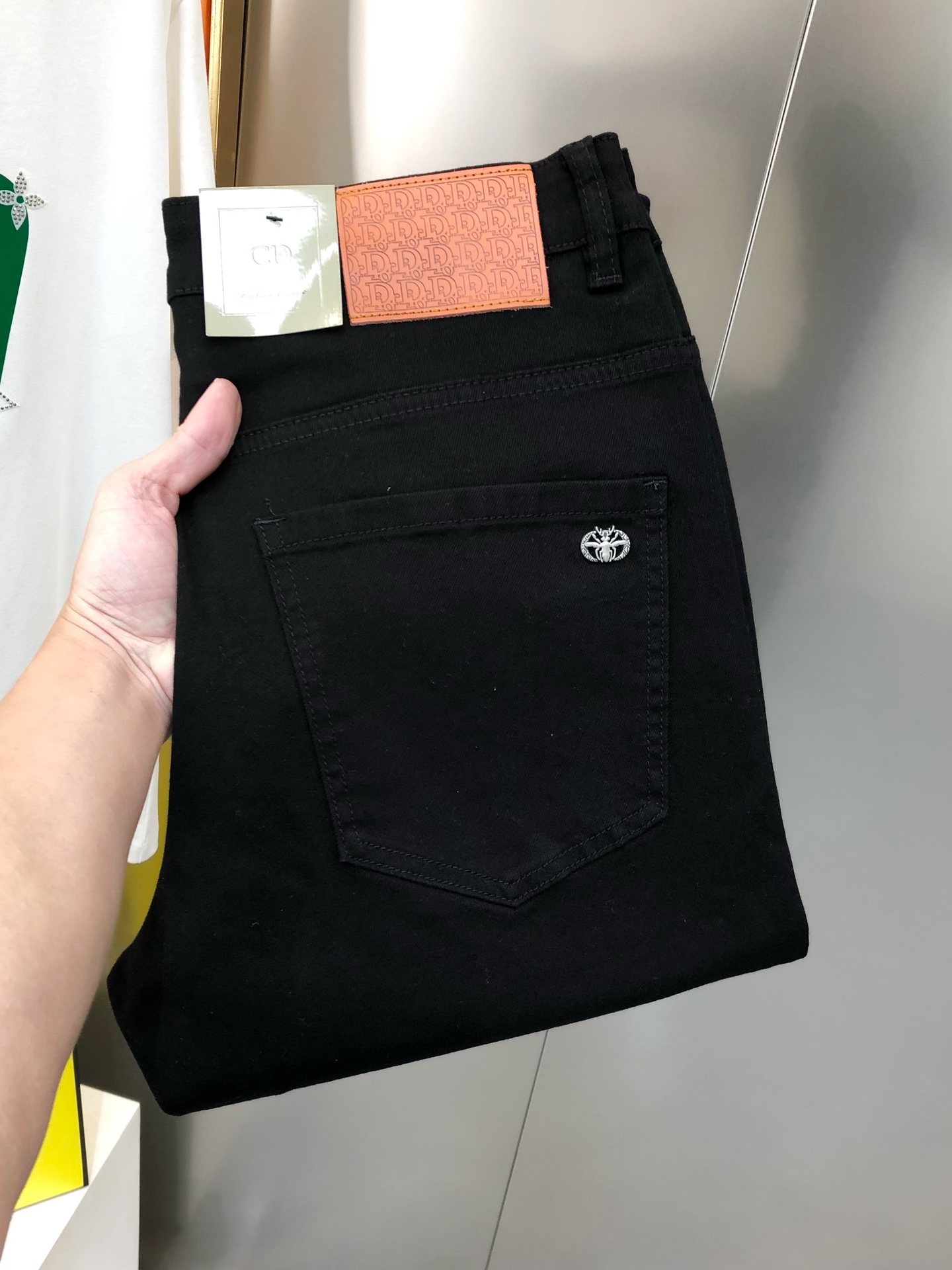 NO:124009,D*or Dior's new slim-fitting jeans for men in the early autumn, the official website is simple and fashionable, the hot black cow, high-end customization, original single ruthless goods, back pants bag bee logo design, custom imported denim-washed denim pure cotton fabric, original auxiliary materials, fine workmanship, cool and energetic, soft and delicate, comfortable and breathable, commuter style, extremely high matching rate, overwhelming wear rate, counter quality, super handsome upper body, stylish, 28-38 (elastic) not 35 37 shipped the next day,,dior,jeans,alexander wang19860909D*or 迪奥早秋新款男士修身小脚牛仔裤 官网同步简洁时尚 爆款黑牛 高端定制 原单狠货 后裤袋小蜜蜂logo标设计 定制进口丹宁水洗牛仔纯棉面料 原版辅料 做工精细 酷劲活力十足 柔软细腻 舒适透气 通勤款 搭配率极高 耐穿率爆表 专柜品质 上身超帅气 有型 码数 28-38（有弹力)没35 37 隔天出货,,dior,jeans,alexander wang,Men's clothing