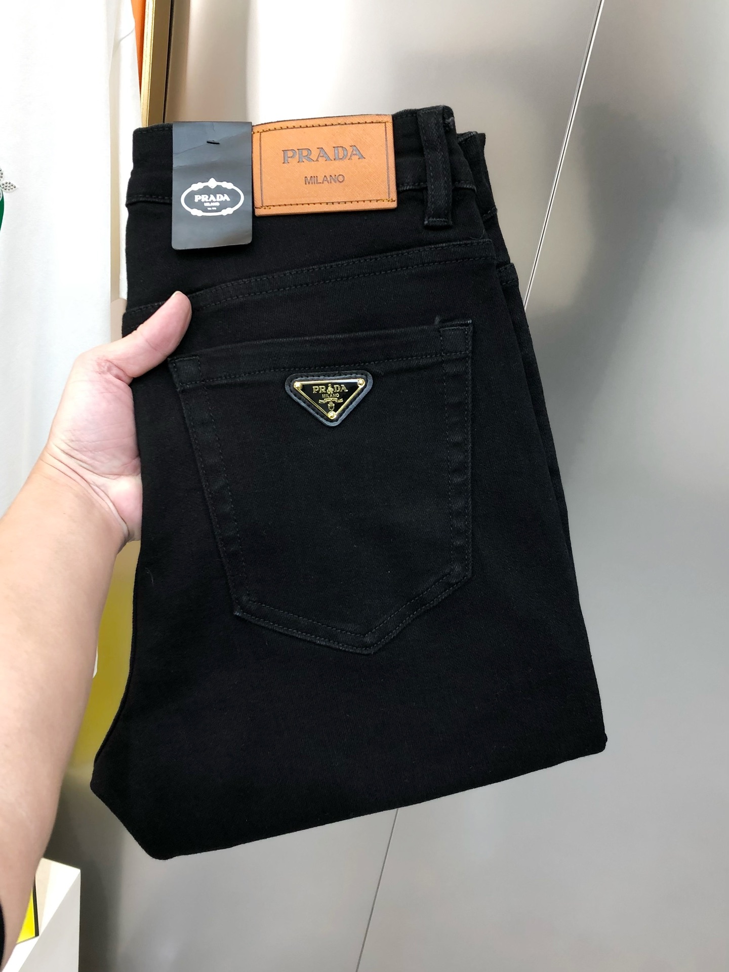 NO:124012,P*ADA Prada early autumn new men's slim foot jeans, the official website is simple and fashionable, popular black cow, high-end customization, original single ruthless goods, back pants bag triangle logo design, custom imported denim pure cotton fabric, original auxiliary materials, fine workmanship, cool and energetic, soft and delicate, comfortable and breathable, commuter style, extremely high matching rate, overwhelming wear rate, counter quality, super handsome upper body, stylish, 28-38 (elastic) not 35 37 shipped the next day,,prada,jeans,alexander wang19860909P*ADA 普拉哒早秋新款男士修身小脚牛仔裤 官网同步简洁时尚 爆款黑牛 高端定制 原单狠货 后裤袋三角logo标设计 定制进口丹宁水洗牛仔纯棉面料 原版辅料 做工精细 酷劲活力十足 柔软细腻 舒适透气 通勤款 搭配率极高 耐穿率爆表 专柜品质 上身超帅气 有型 码数 28-38（有弹力)没35 37 隔天出货,,prada,jeans,alexander wang,Men's clothing