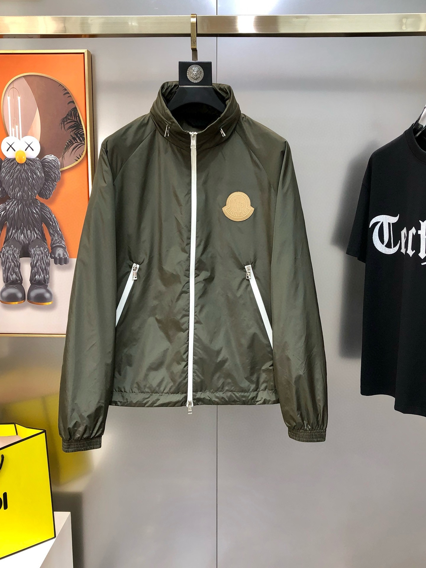 NO:124024,M*ncler 2025 early spring new style original single men's hooded windbreaker jacket jacket sold simultaneously on the official website. Hats can be collected. High-version. Pay attention to details and are fashionable and versatile. The chest embroidered logo fabric design uses original imported polyester fiber memory fabric. It has soft and delicate touch and comfortable upper body. Customers provide original imported engraving hardware accessories. The OEM is finely made of smooth lines, exquisite craftsmanship, and the style is superb. It is very fashionable and handsome when matching. It is highly recommended!  Counter size 1-5 = M-3XL (maximum size can be worn about 190 kilograms. Please report your height and weight to place an order) Shipping the next day Black Military green, christian louboutin, Moncler, jackets & coats, jackets & coats, hats, alexander wang19860909M*ncler 蒙口2025早春新款原单男士连帽风衣夹克外套 官网同步售卖 帽子可收取 爆款 高版本 注意细节时尚百搭 胸前绣logo布标设计 采用原版进口聚酯纤维记忆面料 手感柔软细腻 上身舒适 客供原版进口刻字五金辅料配件,代工厂精细做线条流畅,工艺精致,版型超赞,随意搭配都非常时尚帅气强烈推荐哦！专柜尺码1-5码=M-3XL（最大码可穿190斤左右 下单请报身高体重) 隔天出货 黑色 军绿色,,christian louboutin,Moncler,jackets & coats,jackets & coats,hats,alexander wang,Men's clothing