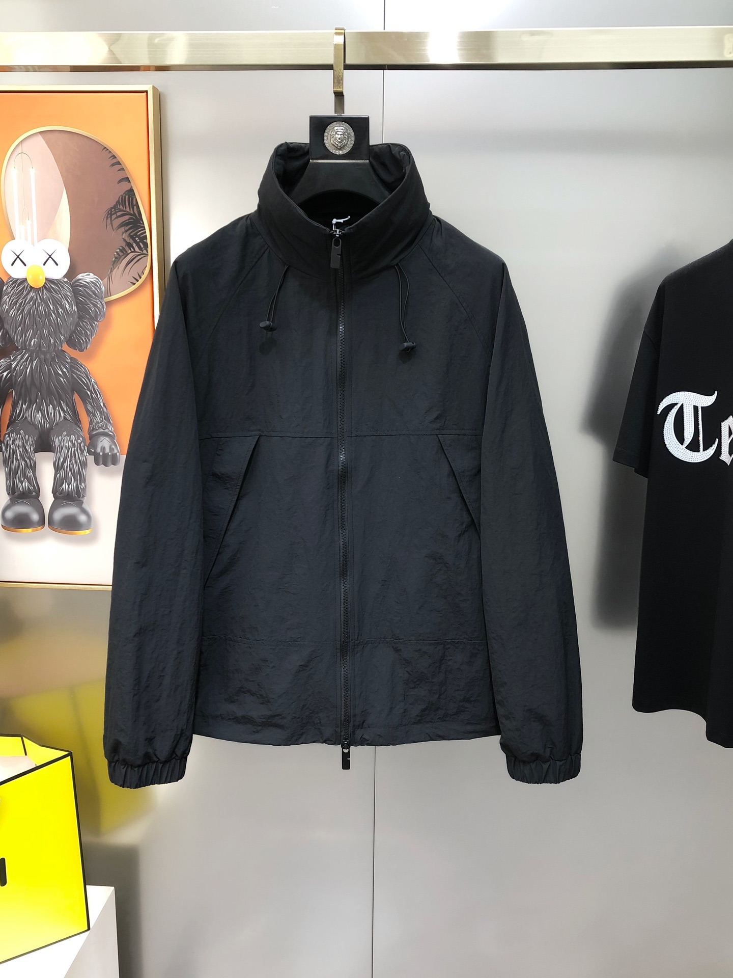 NO:124027,BURBE** Burberry 2025 early spring new style original single men's hooded jacket jacket, hat can be collected, sold simultaneously on the official website, hot products, high version, attention to details, fashionable and versatile, three-dimensional embroidered war horse logo pattern design, original imported polyester fiber memory fabric, soft and delicate, comfortable upper body, customer-supplied original imported engraving hardware accessories, the OEM factory made the fine lines, exquisite craftsmanship, excellent style, very fashionable and handsome, highly recommended!  Counter size M-3XL (maximum size can be worn about 190 kilograms. Please report your height and weight to place an order) Shipping the next day Black Beige, Burberry, Burberry, Jackets & coats, Jackets & coats, Hats, Alexander wang19860909BURBE** 巴宝莉2025早春新款原单男士连帽夹克外套 帽子可收取 官网同步售卖 爆款 高版本 注意细节时尚百搭 后背立体刺绣战马logo图案设计 采用原版进口聚酯纤维记忆面料 手感柔软细腻 上身舒适 客供原版进口刻字五金辅料配件,代工厂精细做线条流畅,工艺精致,版型超赞,随意搭配都非常时尚帅气强烈推荐哦！专柜尺码M-3XL（最大码可穿190斤左右 下单请报身高体重) 隔天出货 黑色 米色,,burberry,burberry,jackets & coats,jackets & coats,hats,alexander wang,Men's clothing