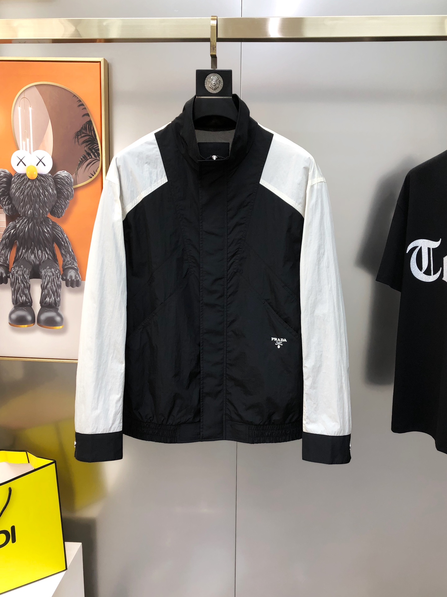 NO:124029,P*ADA Prada 2025 early spring new style original single men's windbreaker jacket jacket, black and white contrasting colors, sold simultaneously on the official website, hot products, high version, attention to details, fashionable and versatile, three-dimensional embroidery and printed letter logo design, using original imported polyester fiber memory fabric, soft and delicate, comfortable upper body, customer-supplied original imported engraving hardware accessories, the OEM factory made the fine lines smooth, the craftsmanship is exquisite, the style is superb, and the random matching is very fashionable and handsome, and highly recommended!  Counter size M-3XL (maximum size can be worn about 190 kilograms. Please report your height and weight to place an order) Shipping the next day, prada, jackets & coats, jackets & coats, alexander wang19860909P*ADA 普拉哒2025早春新款原单男士风衣夹克外套 黑白撞色 官网同步售卖 爆款 高版本 注意细节时尚百搭 立体刺绣印胶字母logo设计 采用原版进口聚酯纤维记忆面料 手感柔软细腻 上身舒适 客供原版进口刻字五金辅料配件,代工厂精细做线条流畅,工艺精致,版型超赞,随意搭配都非常时尚帅气强烈推荐哦！专柜尺码M-3XL（最大码可穿190斤左右 下单请报身高体重) 隔天出货,,prada,jackets & coats,jackets & coats,alexander wang,Men's clothing