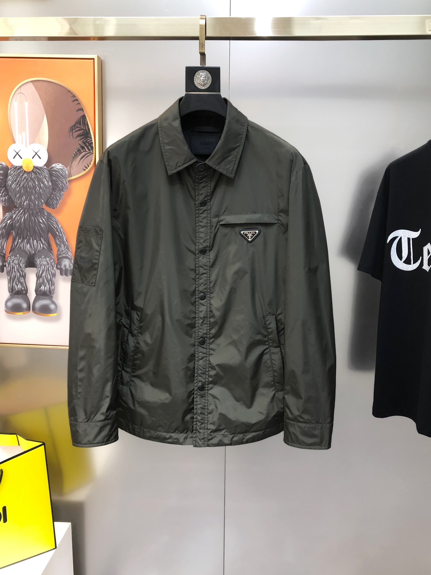 NO:124031,P*ADA Prada 2025 early spring new style original single men's lapel jacket is sold simultaneously on the official website. Hot version. High version. Pay attention to details. Fashionable and versatile. Printed letters, embroidered triangle logo design. It uses original imported polyester fiber memory fabric. It feels soft and delicate. It is comfortable to use the upper body. Customers provide original imported engraving hardware accessories. The OEM is finely made of smooth lines, exquisite craftsmanship, and the style is superb. It is very fashionable and handsome. It is highly recommended!  Counter size M-3XL (maximum size can be worn about 190 kilograms. Please report your height and weight to place an order) Shipping the next day Black Military green, Prada, Jackets & coats, Jackets & coats, Alexander wang19860909P*ADA 普拉哒2025早春新款原单男士翻领夹克外套 官网同步售卖 爆款 高版本 注意细节时尚百搭 印胶字母胸前绣三角logo标设计 采用原版进口聚酯纤维记忆面料 手感柔软细腻 上身舒适 客供原版进口刻字五金辅料配件,代工厂精细做线条流畅,工艺精致,版型超赞,随意搭配都非常时尚帅气强烈推荐哦！专柜尺码M-3XL（最大码可穿190斤左右 下单请报身高体重) 隔天出货 黑色 军绿色,,prada,jackets & coats,jackets & coats,alexander wang,Men's clothing