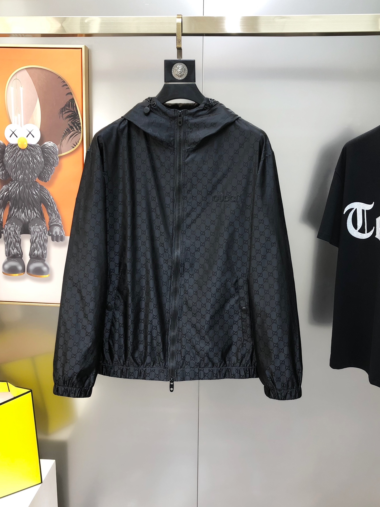 NO:124033,G*cci Guqi 2025 early spring new original single men's hooded jacket jacket sold simultaneously on the official website. Hot version. High-version. Pay attention to details. Fashionable and versatile. Panoramic high-definition digital direct-injection printed logo design. It uses original imported polyester fiber memory fabric. It feels soft and delicate. It is comfortable to use the upper body. Customers provide original imported engraving hardware accessories. The OEM is finely made of smooth lines, exquisite craftsmanship, and the style is superb. It is very fashionable and handsome. It is highly recommended!  Counter size M-3XL (maximum size can be worn about 190 kilograms. Please report your height and weight to place an order) Shipping the next day Black royal blue, Jackets & coats, Jackets & coats, Hats, Alexander wang19860909G*cci 古齐2025早春新款原单男士连帽夹克外套 官网同步售卖 爆款 高版本 注意细节时尚百搭 全景高清数码直喷印花logo设计 采用原版进口聚酯纤维记忆面料 手感柔软细腻 上身舒适 客供原版进口刻字五金辅料配件,代工厂精细做线条流畅,工艺精致,版型超赞,随意搭配都非常时尚帅气强烈推荐哦！专柜尺码M-3XL（最大码可穿190斤左右 下单请报身高体重) 隔天出货 黑色 宝蓝色,,jackets & coats,jackets & coats,hats,alexander wang,Men's clothing