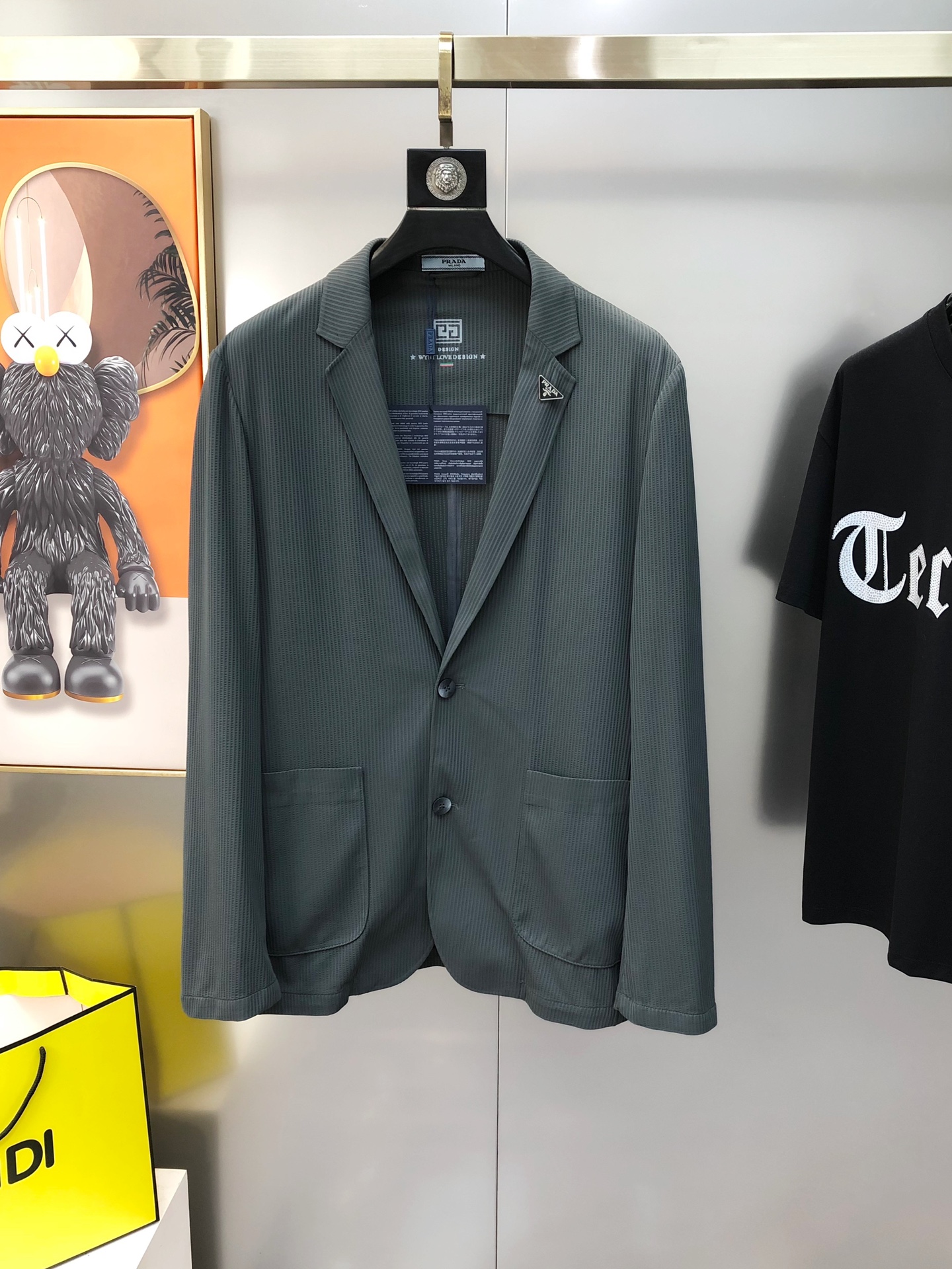 NO:124037,P*ADA Prada 2025 early spring new style original single men's business casual suit jacket high-end customization fashionable and versatile triangle logo brooch adopts imported polyester fabric master-grade tailoring!  The touch is soft and delicate, and the upper body is comfortable. The original imported hardware and accessories are supplied by customers. The first-line OEM factory has smooth lines, exquisite craftsmanship, excellent style, and the random matching is very fashionable and handsome. Highly recommended!  Counter size M-4XL (maximum size can be worn about 195 catties. Please report your height and weight to place an order) Shipping the next day 3 colors available, prada, jackets & coats, business suit, brooch, breastpin, alexander wang19860909P*ADA 普拉哒2025早春新款原单男士商务休闲西装西服外套 高端定制 时尚百搭 三角logo标胸针 采用进口聚酯纤维面料 大师级剪裁！手感柔软细腻 上身舒适 客供原版进口五金辅料配件,一线代工厂代线条流畅,工艺精致,版型超赞,随意搭配都非常时尚帅气强烈推荐哦！专柜尺码M-4XL（最大码可穿195斤左右 下单请报身高体重) 隔天出货 3色可选,,prada,jackets & coats,business suit,brooch，breastpin,alexander wang,Men's clothing