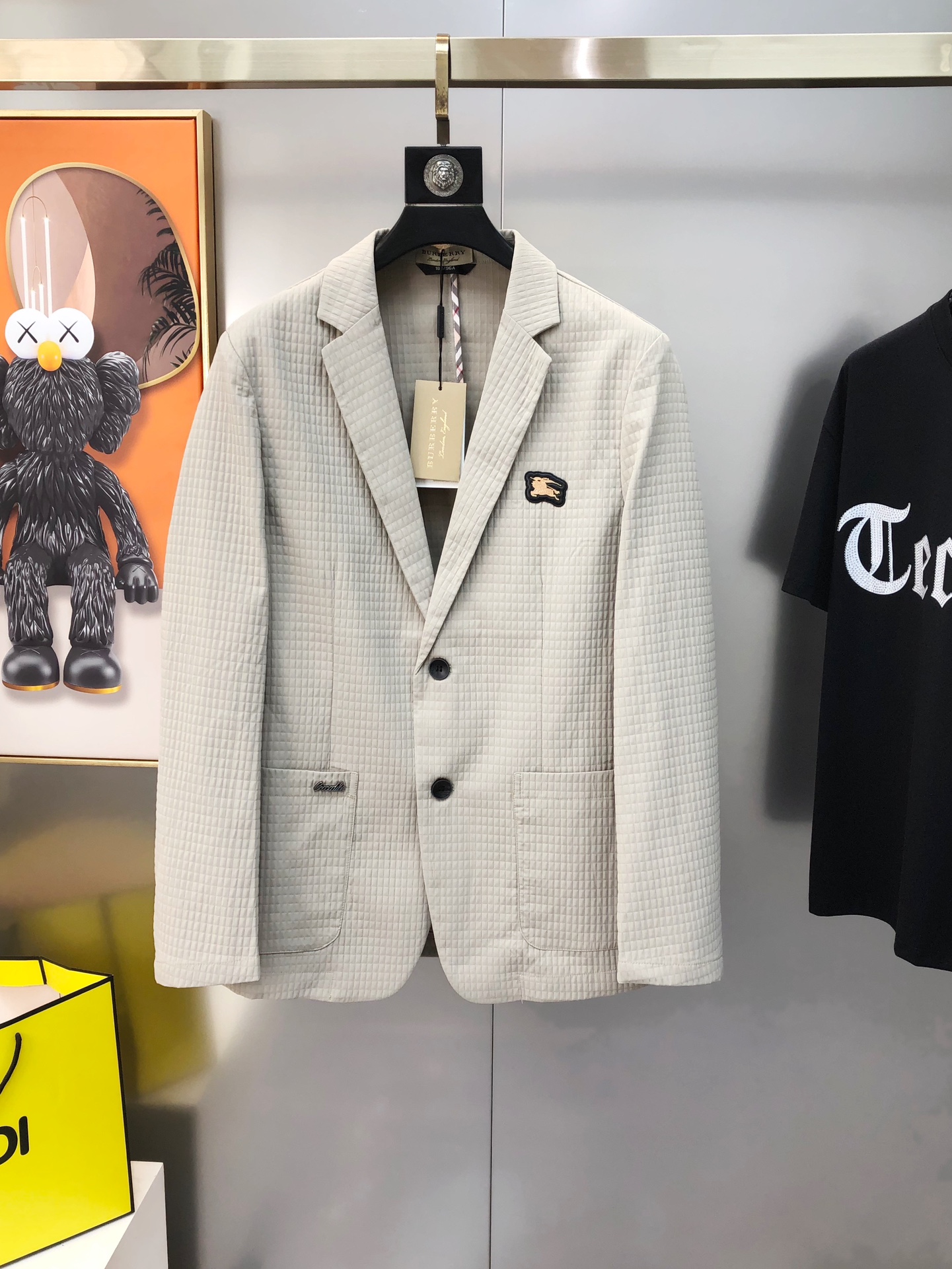 NO:124044,BURBE** Burberry 2025 early spring new style original single men's business casual suit jacket high-end customization fashionable and versatile chest war horse logo design adopts imported polyester fabric and master-level tailoring!  The touch is soft and delicate, and the upper body is comfortable. The original imported hardware and accessories are supplied by customers. The first-line OEM factory has smooth lines, exquisite craftsmanship, excellent style, and the random matching is very fashionable and handsome. Highly recommended!  Counter size M-4XL (maximum size can be worn about 195 kilograms. Please report your height and weight to place an order) Shipping the next day 3 colors available, burberry, burberry, jackets & coats, business suit, alexander wang19860909BURBE** 巴宝莉2025早春新款原单男士商务休闲西装西服外套 高端定制 时尚百搭 胸前战马logo标设计 采用进口聚酯纤维面料 大师级剪裁！手感柔软细腻 上身舒适 客供原版进口五金辅料配件,一线代工厂代线条流畅,工艺精致,版型超赞,随意搭配都非常时尚帅气强烈推荐哦！专柜尺码M-4XL（最大码可穿195斤左右 下单请报身高体重) 隔天出货 3色可选,,burberry,burberry,jackets & coats,business suit,alexander wang,Men's clothing