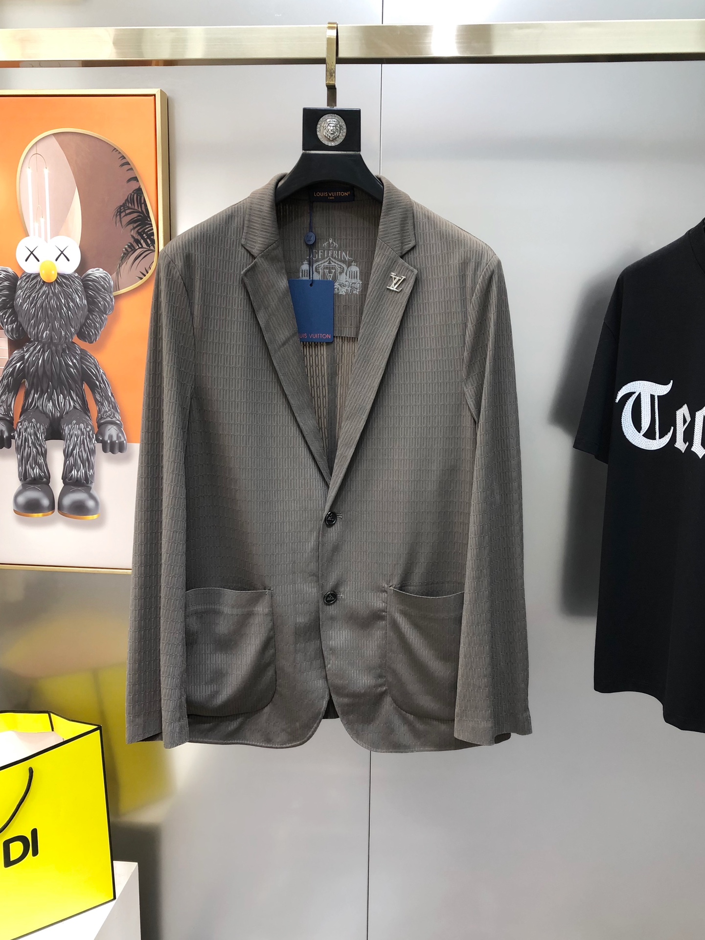 NO:124038,LV Louis Vuitton 2025 early spring new style original single men's business casual suit jacket high-end customization fashionable and versatile neckline logo brooch uses imported polyester fabric master-grade tailoring!  The touch is soft and delicate, and the upper body is comfortable. The original imported hardware and accessories are supplied by customers. The first-line OEM factory has smooth lines, exquisite craftsmanship, excellent style, and the random matching is very fashionable and handsome. Highly recommended!  Counter size M-4XL (maximum size can be worn about 195 catties. Please report your height and weight to place an order) Shipping the next day 3 colors available, louis vuitton, louis vuitton, jackets & coats, business suit, brooch, breastpin, alexander wang19860909LV 路易威登2025早春新款原单男士商务休闲西装西服外套 高端定制 时尚百搭 领口logo标胸针 采用进口聚酯纤维面料 大师级剪裁！手感柔软细腻 上身舒适 客供原版进口五金辅料配件,一线代工厂代线条流畅,工艺精致,版型超赞,随意搭配都非常时尚帅气强烈推荐哦！专柜尺码M-4XL（最大码可穿195斤左右 下单请报身高体重) 隔天出货 3色可选,,louis vuitton,louis vuitton,jackets & coats,business suit,brooch，breastpin,alexander wang,Men's clothing