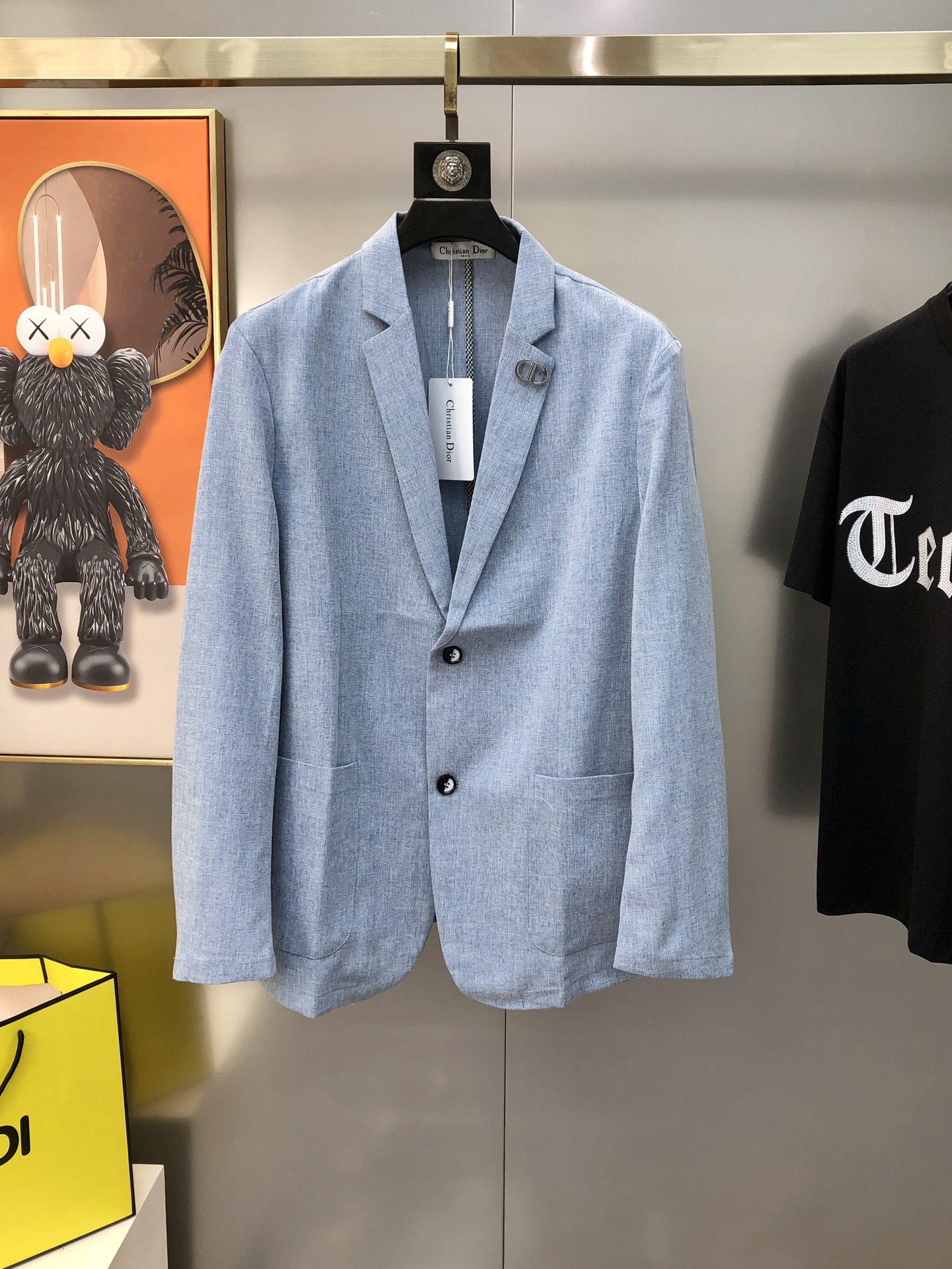 NO:124041,D*or Dior 2025 early spring new style original single men's business casual suit jacket high-end customization fashionable and versatile neckline logo brooch uses imported polyester fiber cotton-linen blend fabric master-grade tailoring!  The touch is soft and delicate, and the upper body is comfortable. The original imported hardware and accessories are supplied by customers. The first-line OEM factory has smooth lines, exquisite craftsmanship, excellent style, and the random matching is very fashionable and handsome. Highly recommended!  Counter size M-4XL (maximum size can be worn about 195 catties. Please report height and weight to place an order) Shipping the next day Blue Gray, Dior, Jackets & coats, business suit, brooch, breastpin, alexander wang19860909D*or 迪奥2025早春新款原单男士商务休闲西装西服外套 高端定制 时尚百搭 领口logo胸针 采用进口聚酯纤维棉麻混纺面料 大师级剪裁！手感柔软细腻 上身舒适 客供原版进口五金辅料配件,一线代工厂代线条流畅,工艺精致,版型超赞,随意搭配都非常时尚帅气强烈推荐哦！专柜尺码M-4XL（最大码可穿195斤左右 下单请报身高体重) 隔天出货 蓝色 灰色,,dior,jackets & coats,business suit,brooch，breastpin,alexander wang,Men's clothing