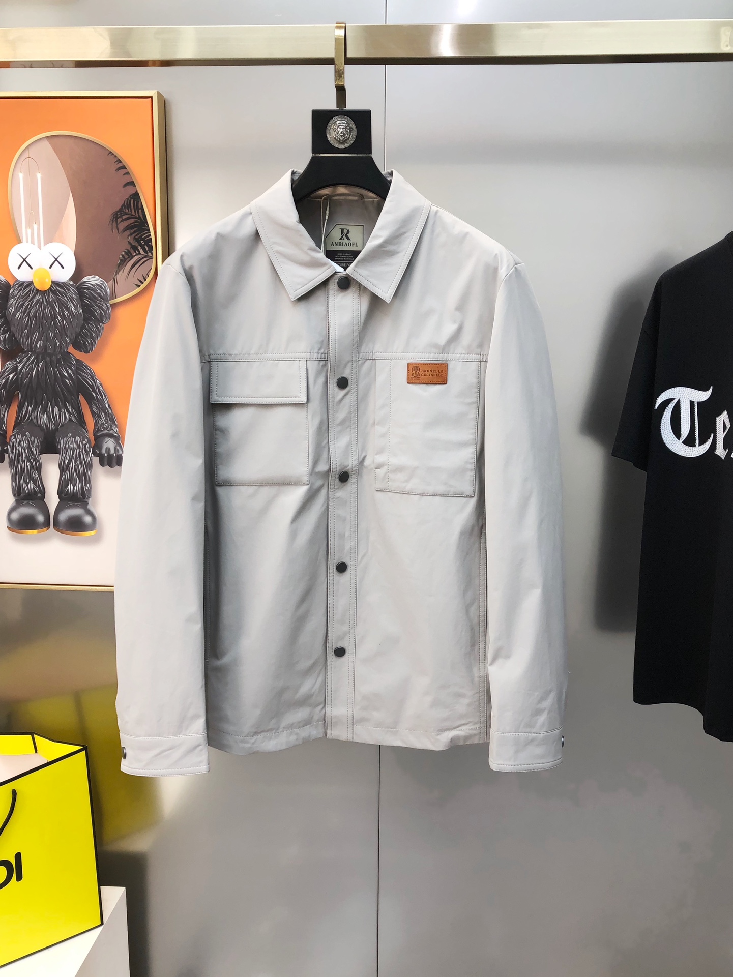 NO:124022,BC 2025 early spring new style original single men's lapel jacket is sold simultaneously on the official website. Hot version, high-version, fashionable and versatile, embroidered logo leather logo design, original imported polyester fiber memory fabric, soft and delicate, comfortable upper body, customer-supplied original imported engraving hardware accessories, the OEM factory made the lines smooth, the craftsmanship is exquisite, the style is superb, the casual matching is very fashionable and handsome, and the strong recommendation is highly recommended!  Counter size M-4XL (maximum size can be worn about 195 kilograms. Please report your height and weight to place an order) Shipping the next day, Jackets & coats, Jackets & coats, Alexander wang19860909BC 2025早春新款原单男士翻领夹克外套 官网同步售卖 爆款 高版本 时尚百搭 绣logo皮标设计 采用原版进口聚酯纤维记忆面料手感柔软细腻 上身舒适 客供原版进口刻字五金辅料配件,代工厂精细做线条流畅,工艺精致,版型超赞,随意搭配都非常时尚帅气强烈推荐哦！专柜尺码M-4XL（最大码可穿195斤左右 下单请报身高体重) 隔天出货,,jackets & coats,jackets & coats,alexander wang,Men's clothing